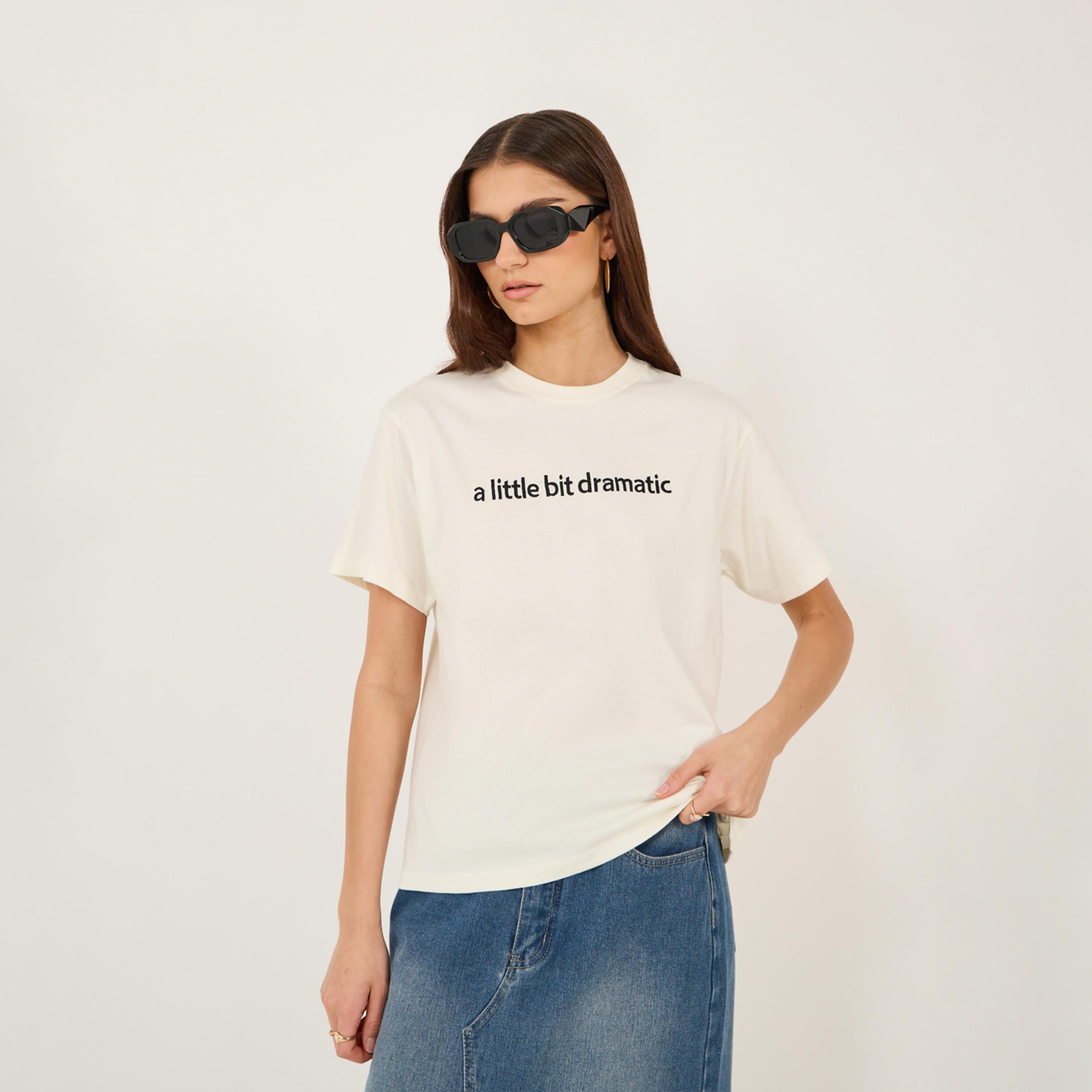 ستايلي - تي شيرت برقبة دائرية وشعار مطرز-women-clothing-tshirts-image-1