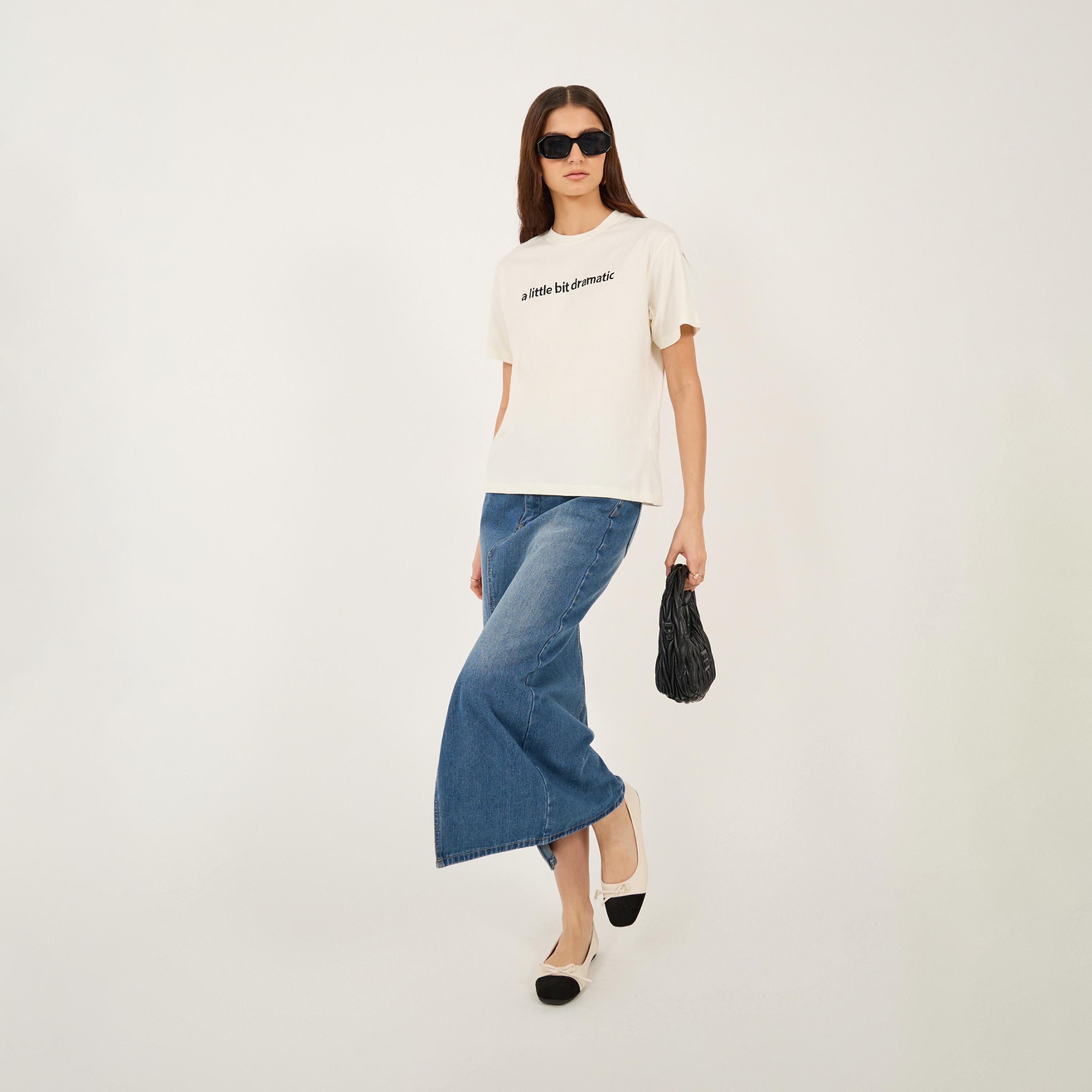 ستايلي - تي شيرت برقبة دائرية وشعار مطرز-women-clothing-tshirts-image-2