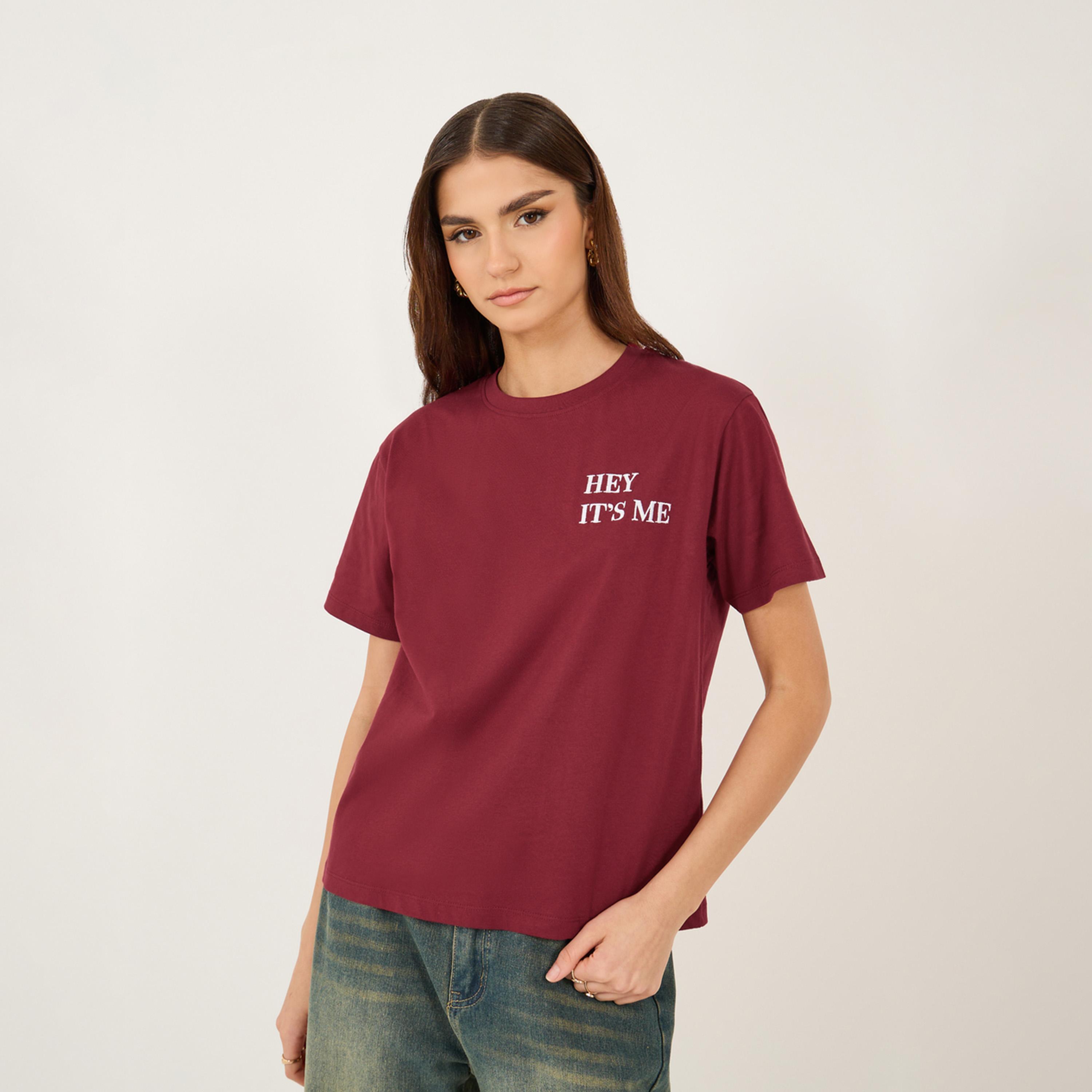 ستايلي - تي شيرت بقصّة مريحة ورقبة دائرية ومطرّز بشعار-women-clothing-tshirts-image-2