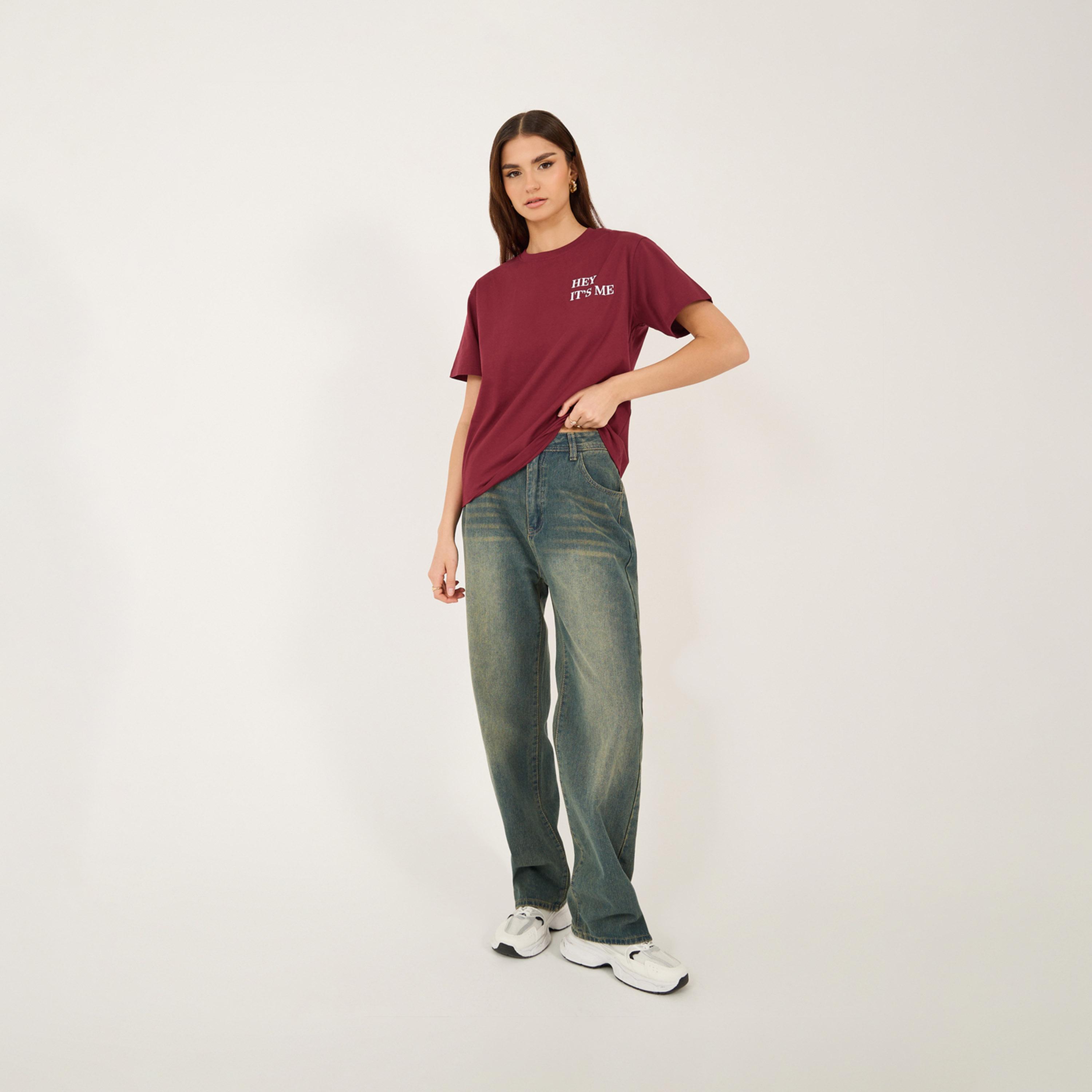 ستايلي - تي شيرت بقصّة مريحة ورقبة دائرية ومطرّز بشعار-women-clothing-tshirts-image-3
