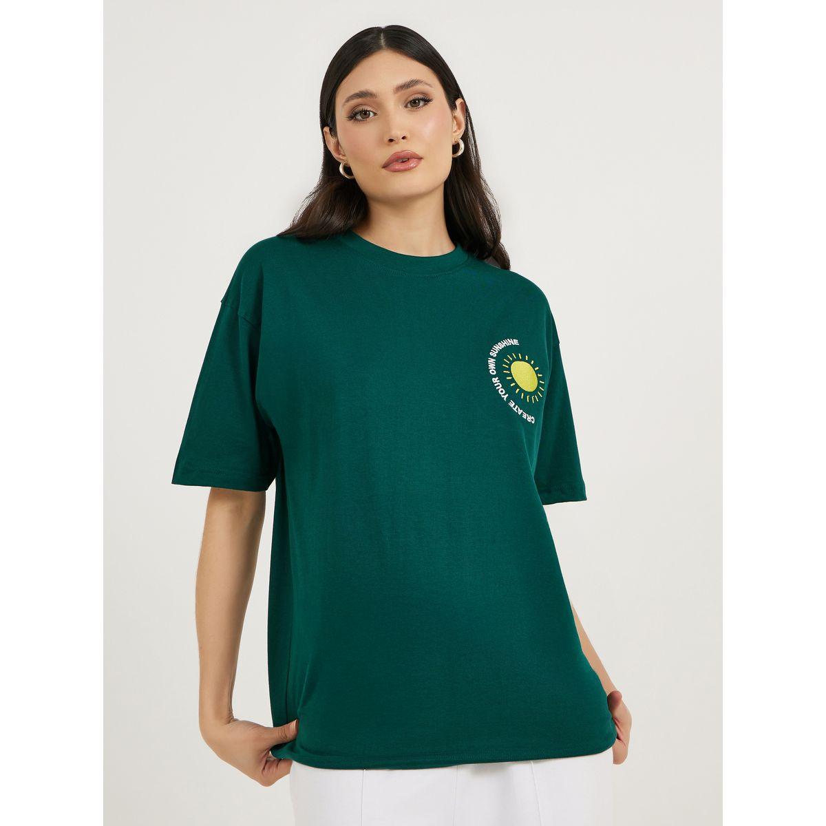 تيشيرت فضفاض بأكتاف منخفضة وكتابة مُطرّزة-women-clothing-tshirts-image-1