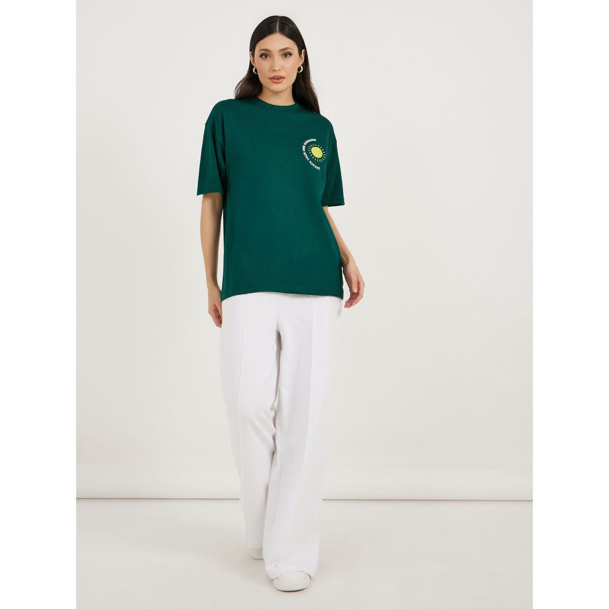 تيشيرت فضفاض بأكتاف منخفضة وكتابة مُطرّزة-women-clothing-tshirts-image-2