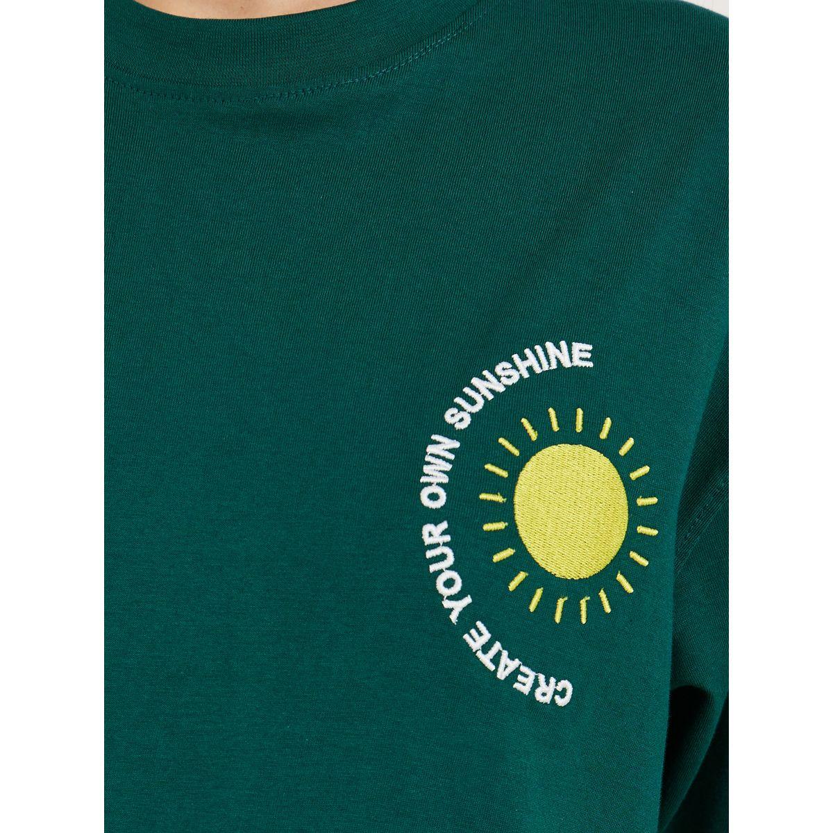 تيشيرت فضفاض بأكتاف منخفضة وكتابة مُطرّزة-women-clothing-tshirts-image-3