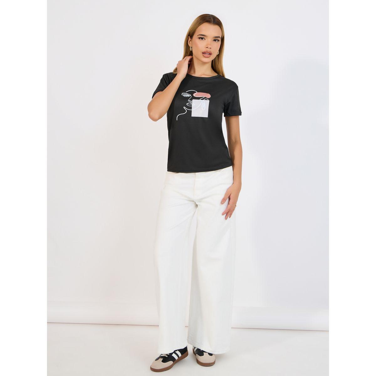 تيشيرت بقصة عادية وطبعة جرافيك-women-clothing-tshirts-image-2