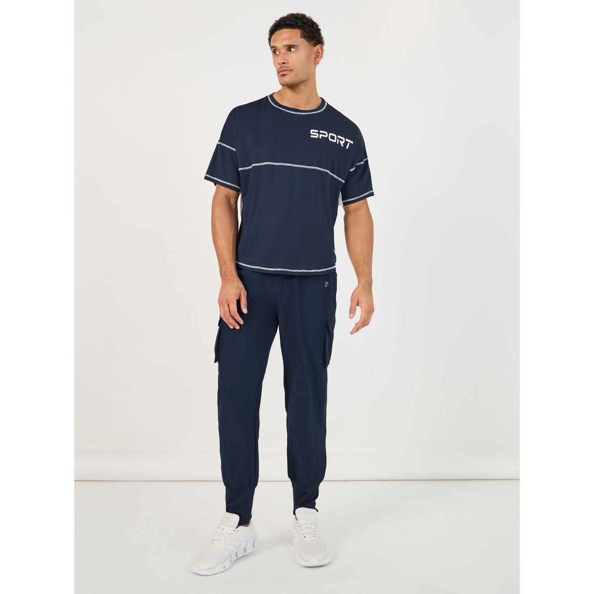 تيشيرت فضفاض بطبعة كتابة وتفاصيل مُتباينة-men-clothing-sportswearandactivewear-tshirtsandpolos-image-2