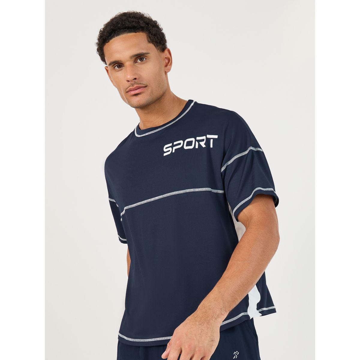 تيشيرت فضفاض بطبعة كتابة وتفاصيل مُتباينة-men-clothing-sportswearandactivewear-tshirtsandpolos-image-3