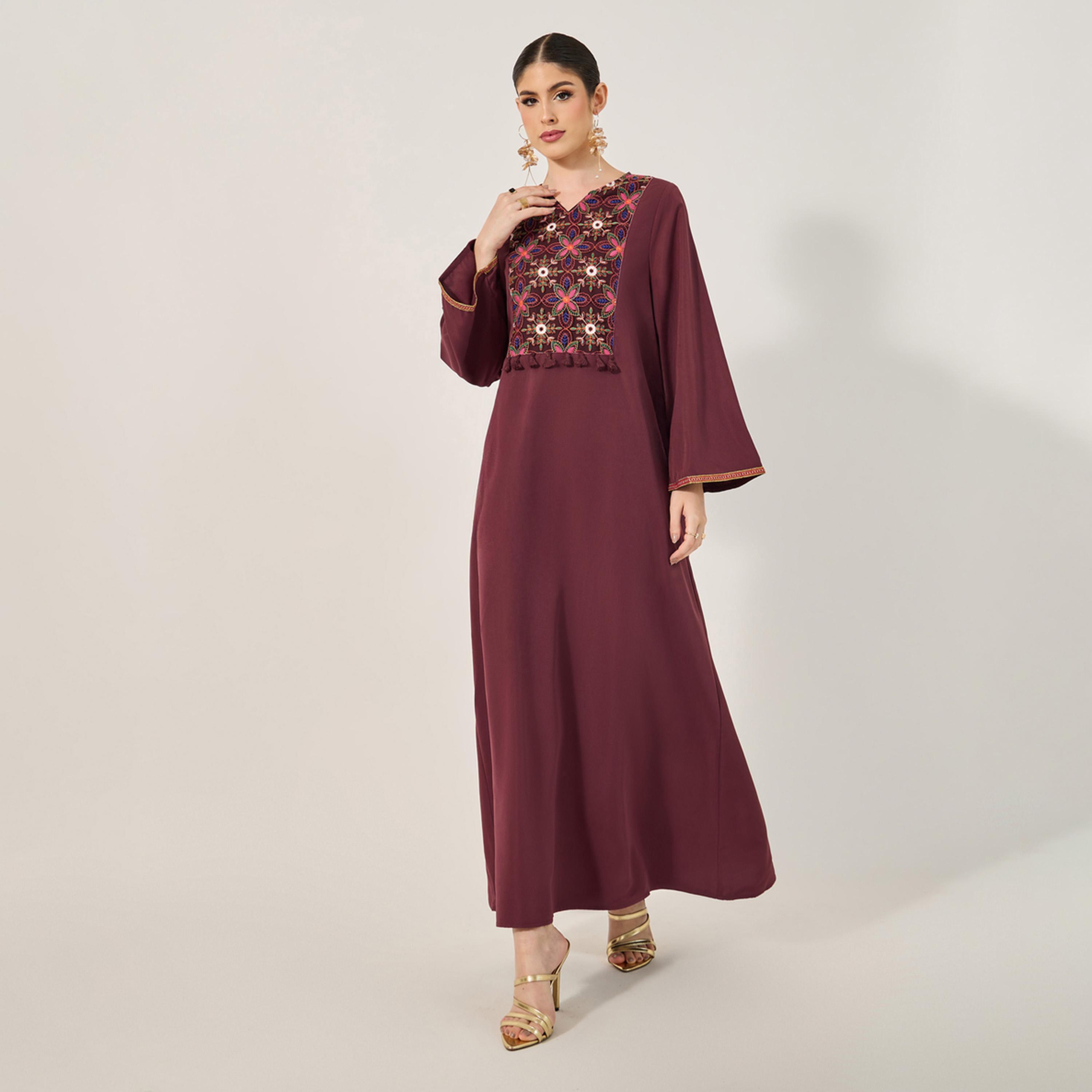ستايلي - جلابية مزينة برقعة تطريز عند الرقبة مع حواف من الشراشيب-women-arabicclothing-jalabiyas-image-1