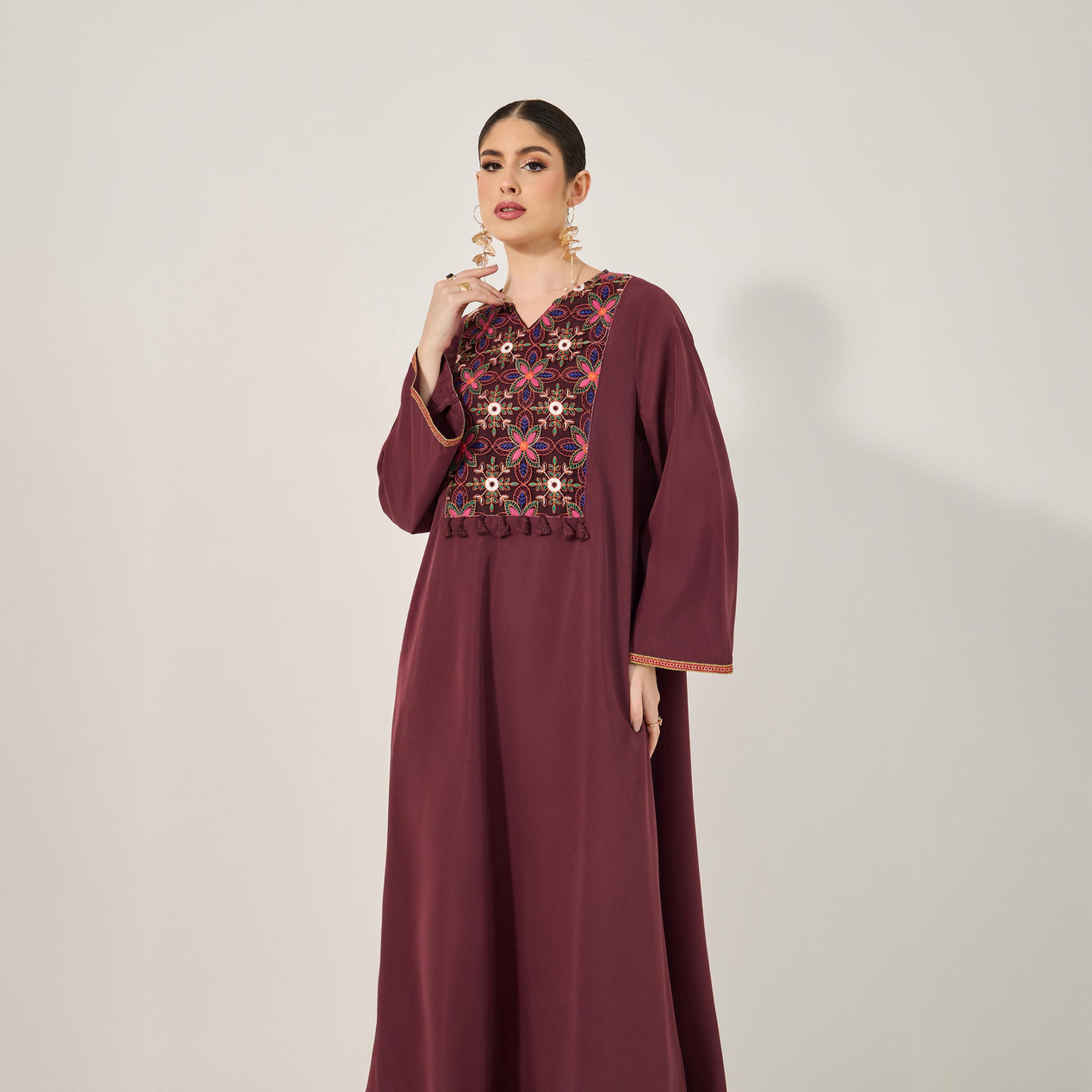 ستايلي - جلابية مزينة برقعة تطريز عند الرقبة مع حواف من الشراشيب-women-arabicclothing-jalabiyas-image-3