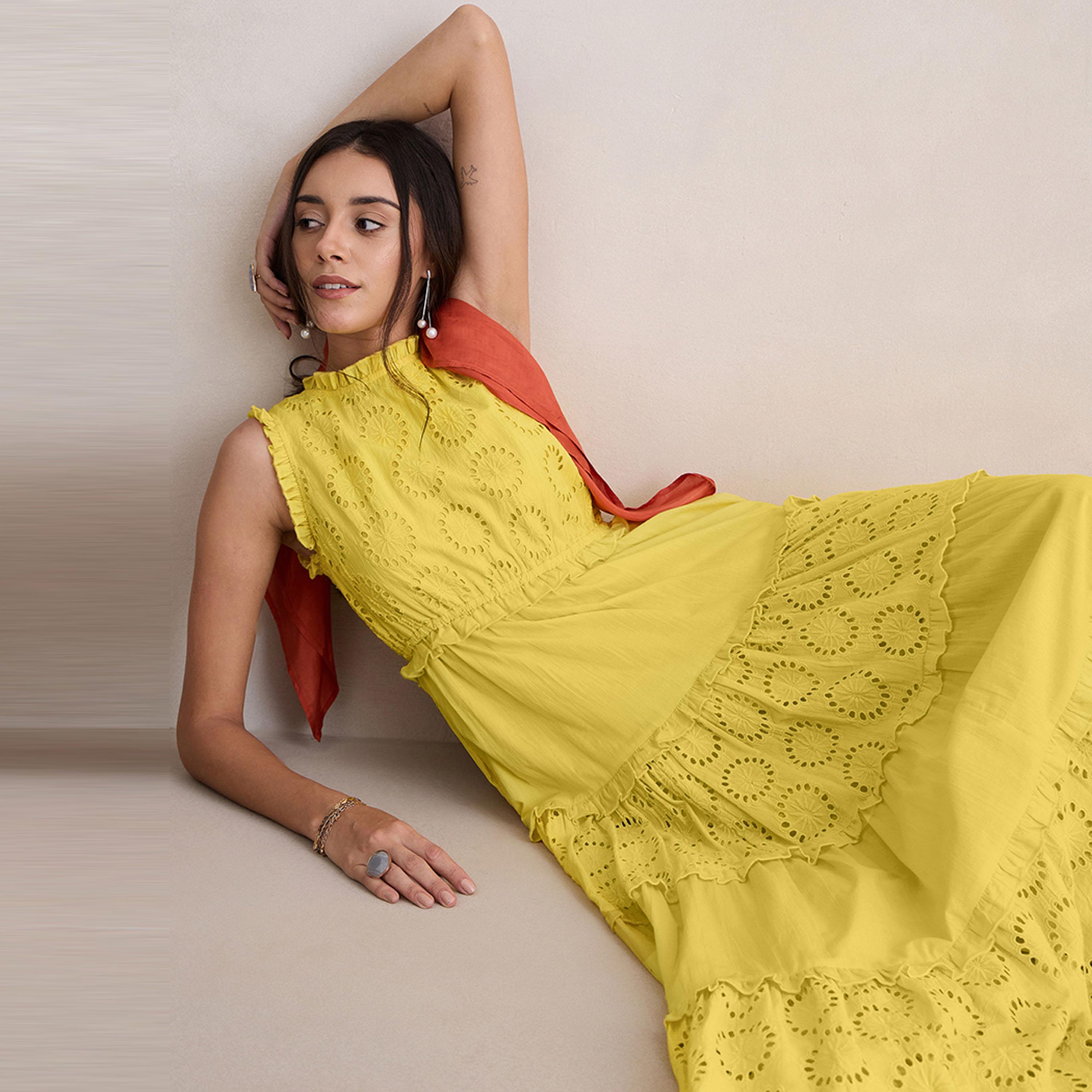 فستان ميدي شيفلي مزين بكسرات وكشكش فِميلا × ستايلي-women-clothing-dresses-image-4