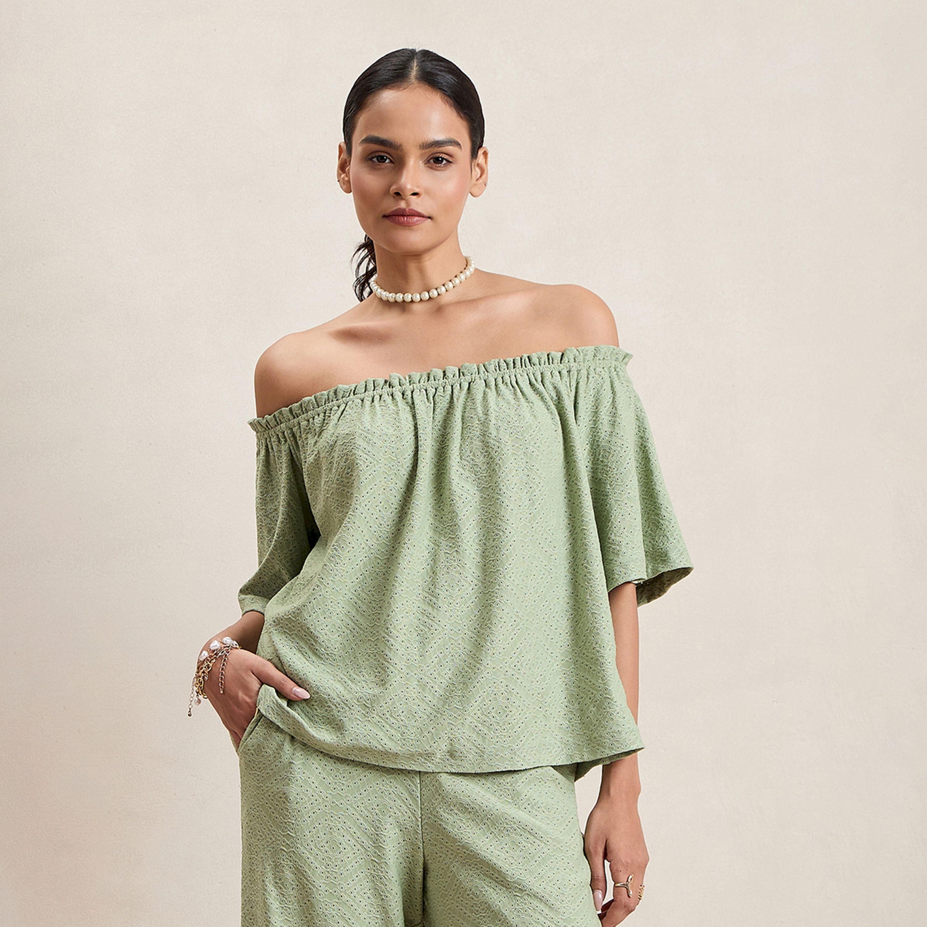 بلوزة شيفلي محبوكة بأكتاف مكشوفة فِميلا × ستايلي-women-clothing-tshirts-image-1