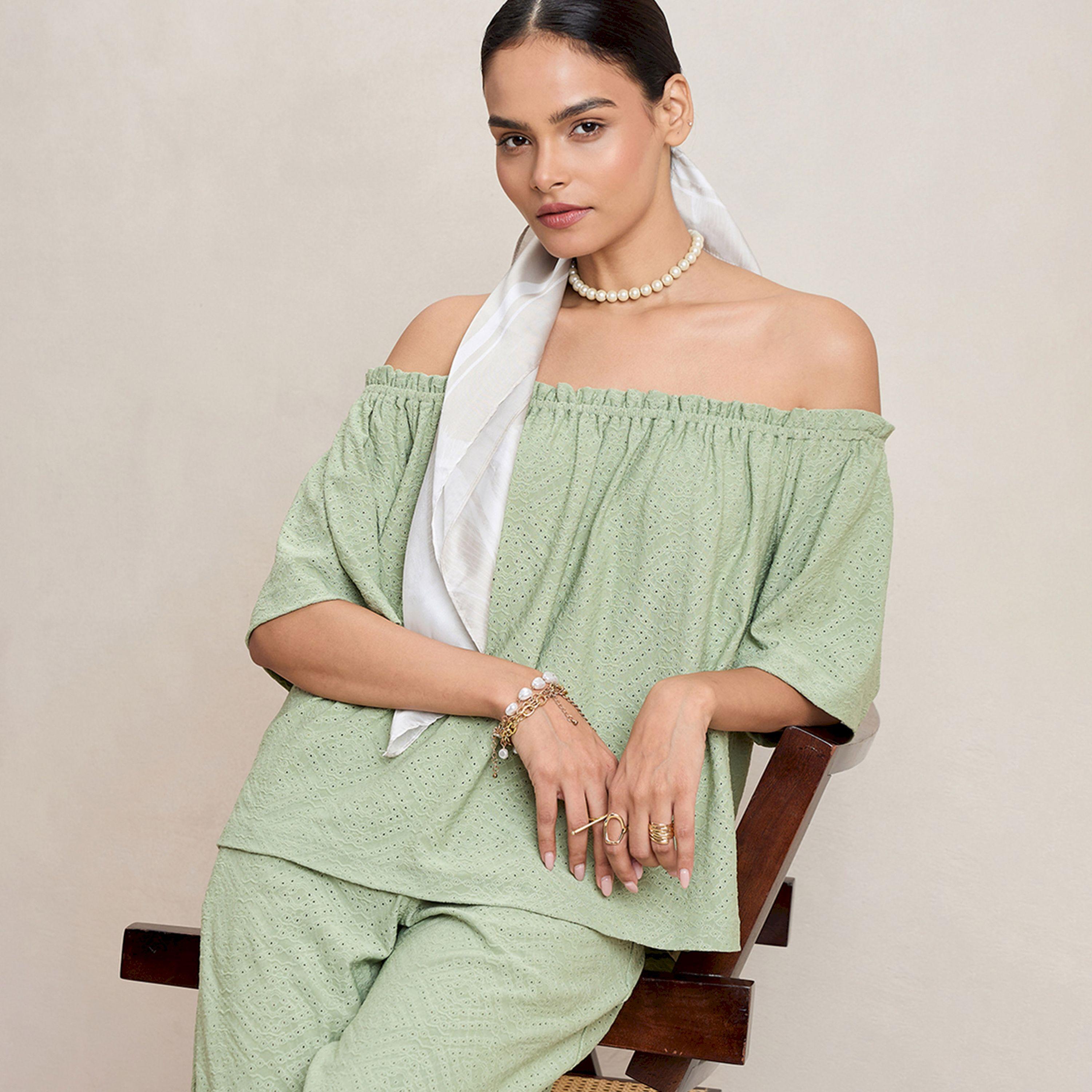 بلوزة شيفلي محبوكة بأكتاف مكشوفة فِميلا × ستايلي-women-clothing-tshirts-image-7