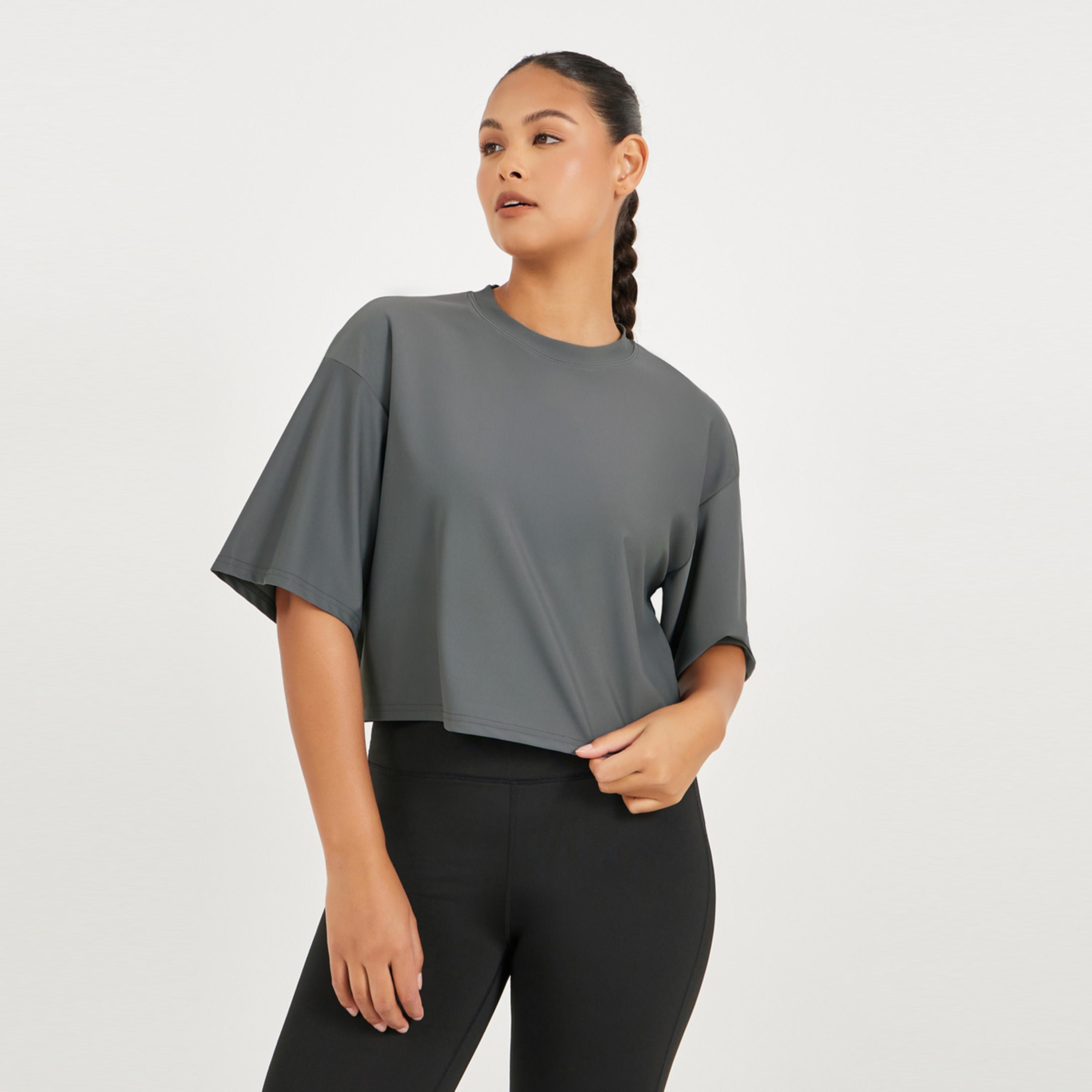 ستايلي - بلوزة رياضية بقصة مربعة واكتاف منسدلة وشعار انفينيتي-men-clothing-sportswearandactivewear-tshirtsandpolos-image-3