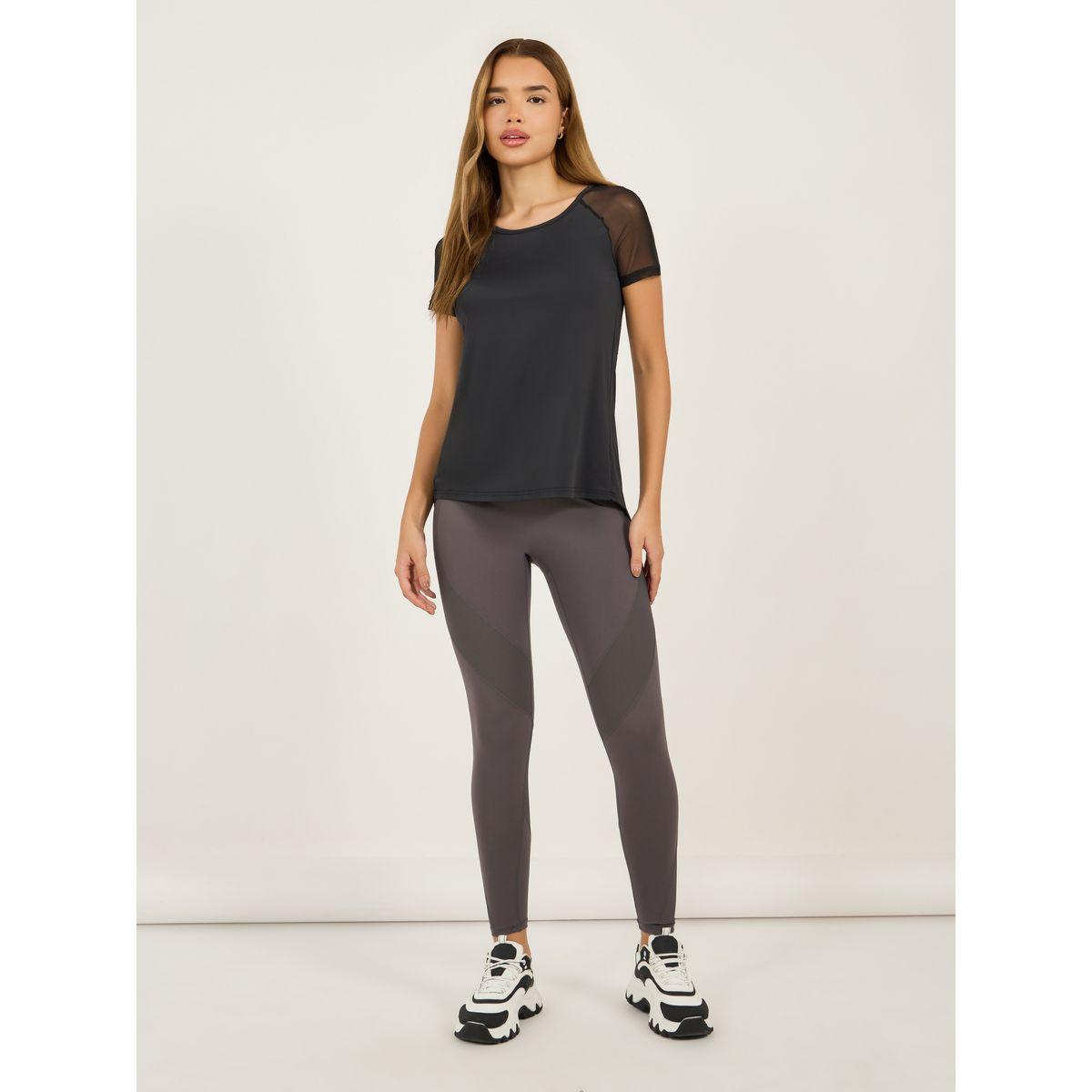 بلوزة بتفاصيل شبكية وحافة بشق مع أكمام قصيرة-women-clothing-sportswearandactivewear-tshirtsandvests-image-2