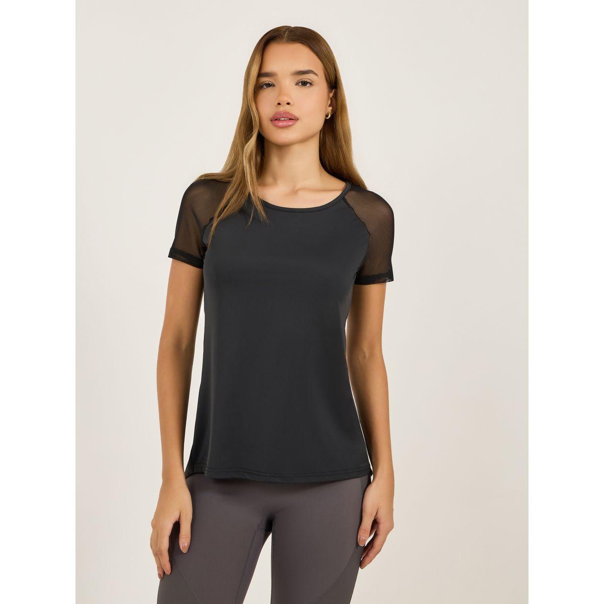 بلوزة بتفاصيل شبكية وحافة بشق مع أكمام قصيرة-women-clothing-sportswearandactivewear-tshirtsandvests-image-3