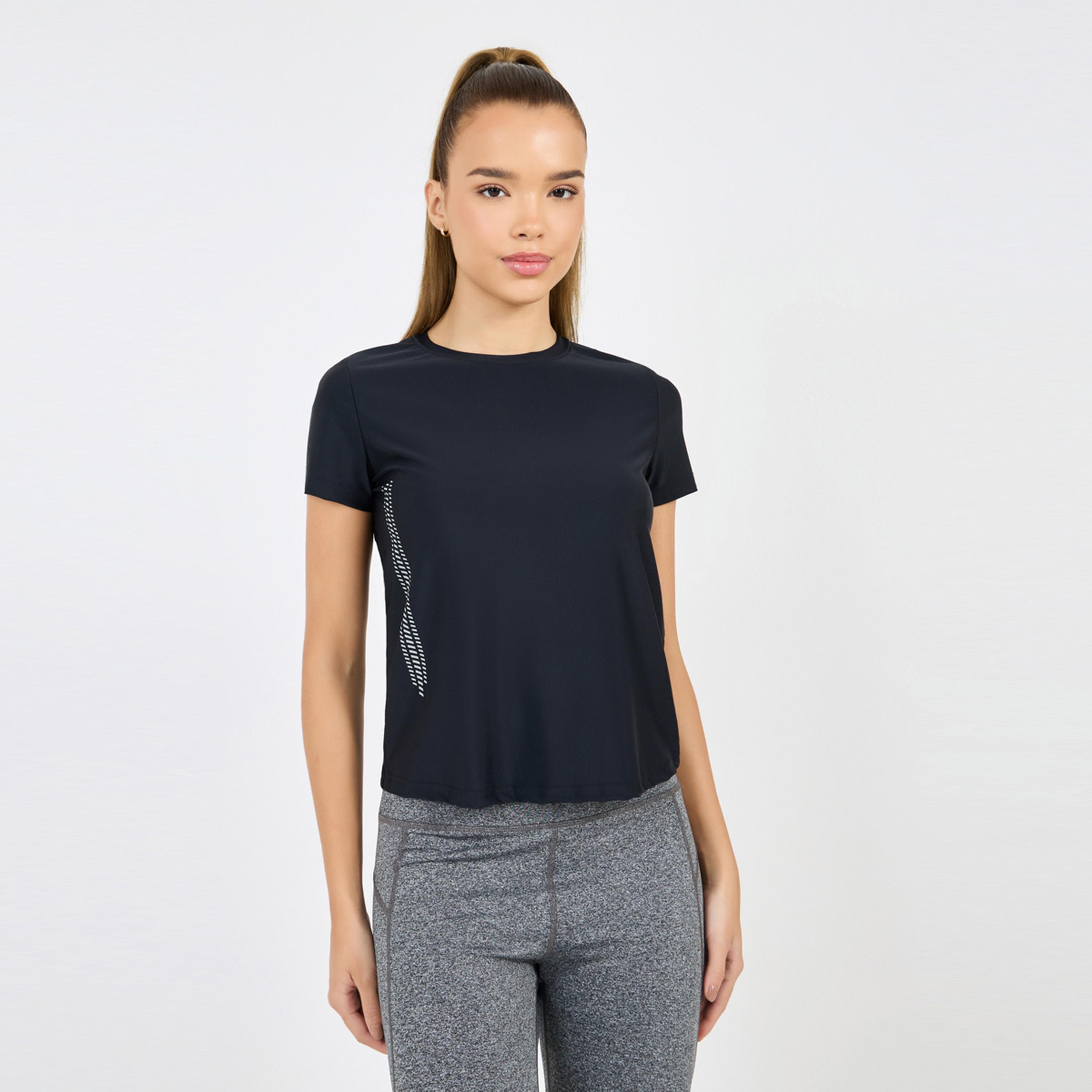 ستايلي - بلوزة رياضية قصيرة الأكمام بتفاصيل جانبية عاكسة مجردة-men-clothing-sportswearandactivewear-tshirtsandpolos-image-1