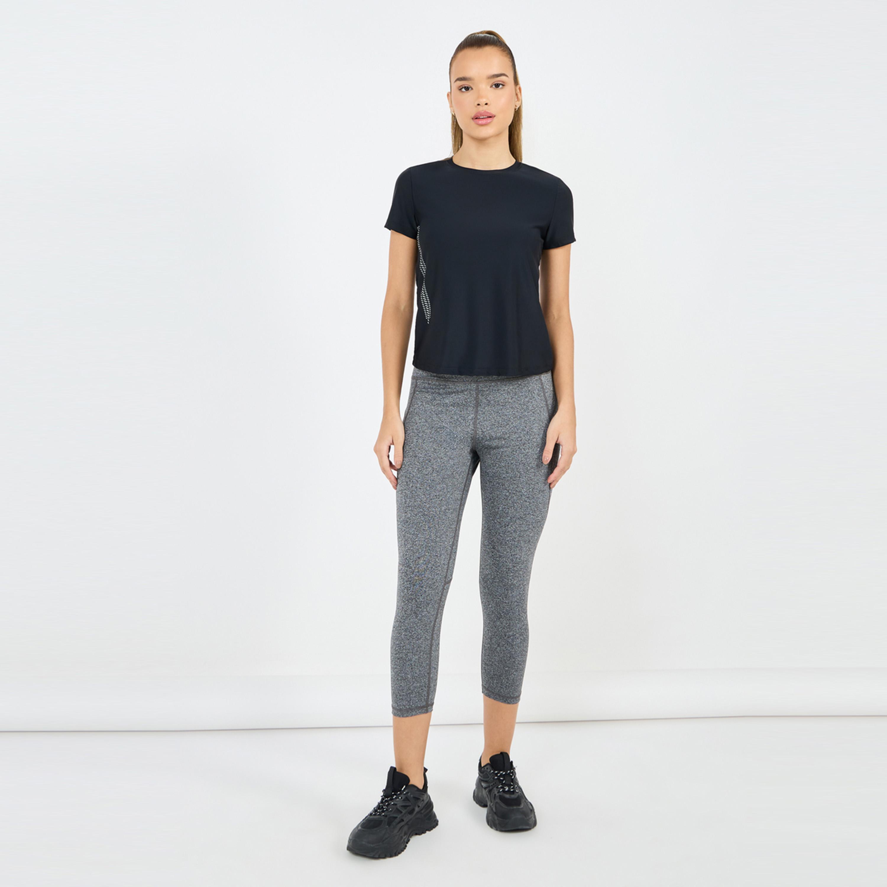 ستايلي - بلوزة رياضية قصيرة الأكمام بتفاصيل جانبية عاكسة مجردة-men-clothing-sportswearandactivewear-tshirtsandpolos-image-2