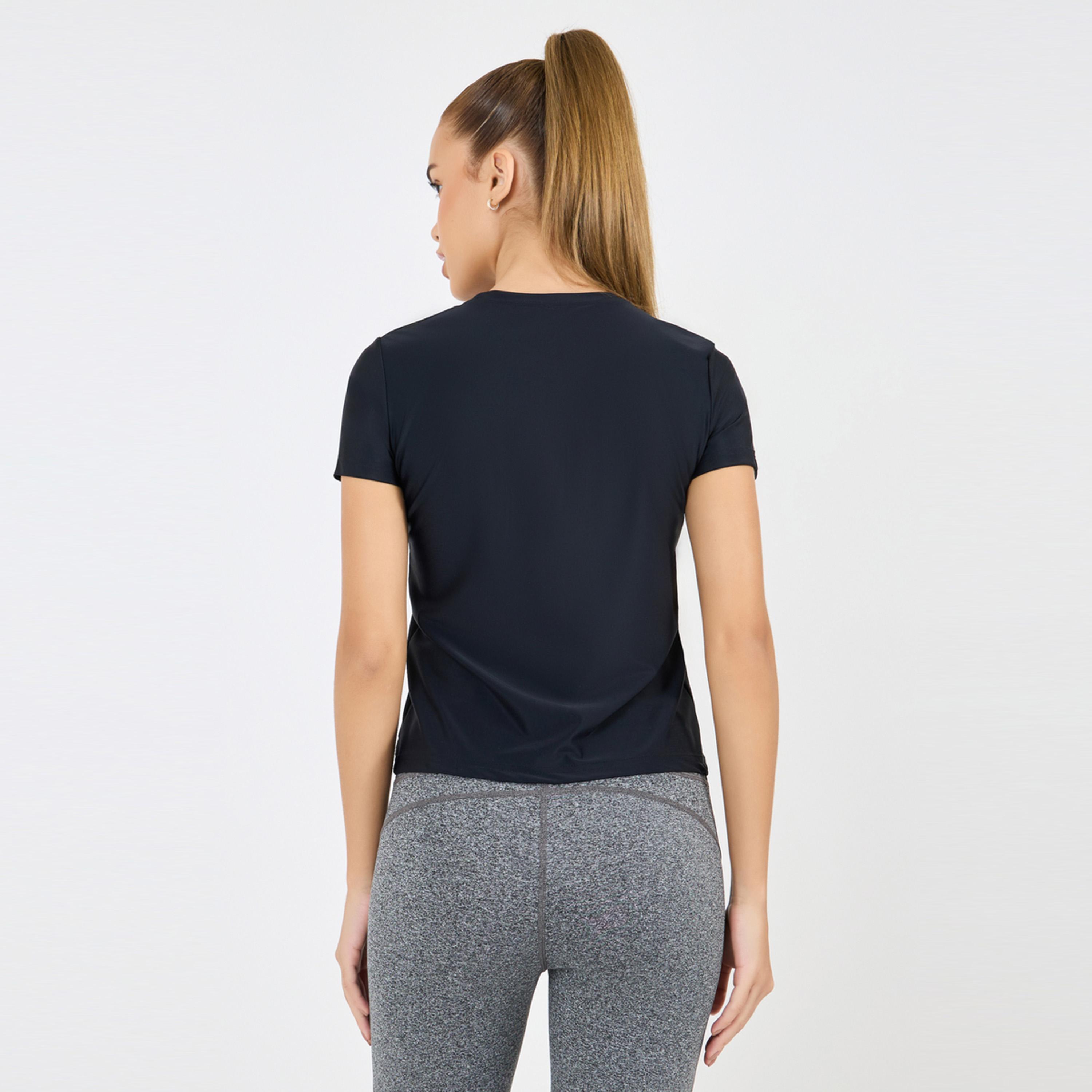 ستايلي - بلوزة رياضية قصيرة الأكمام بتفاصيل جانبية عاكسة مجردة-men-clothing-sportswearandactivewear-tshirtsandpolos-image-4