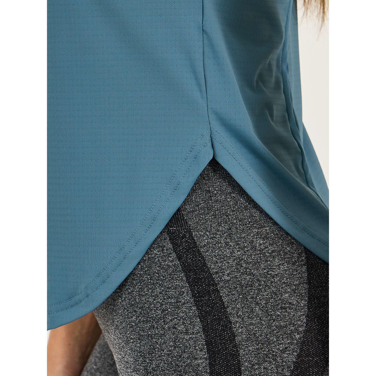 Styli Active Thin Dual Back Mesh Detail Curved Hem Textured Top-women-clothing-sportswearandactivewear-tshirtsandvests-image-4