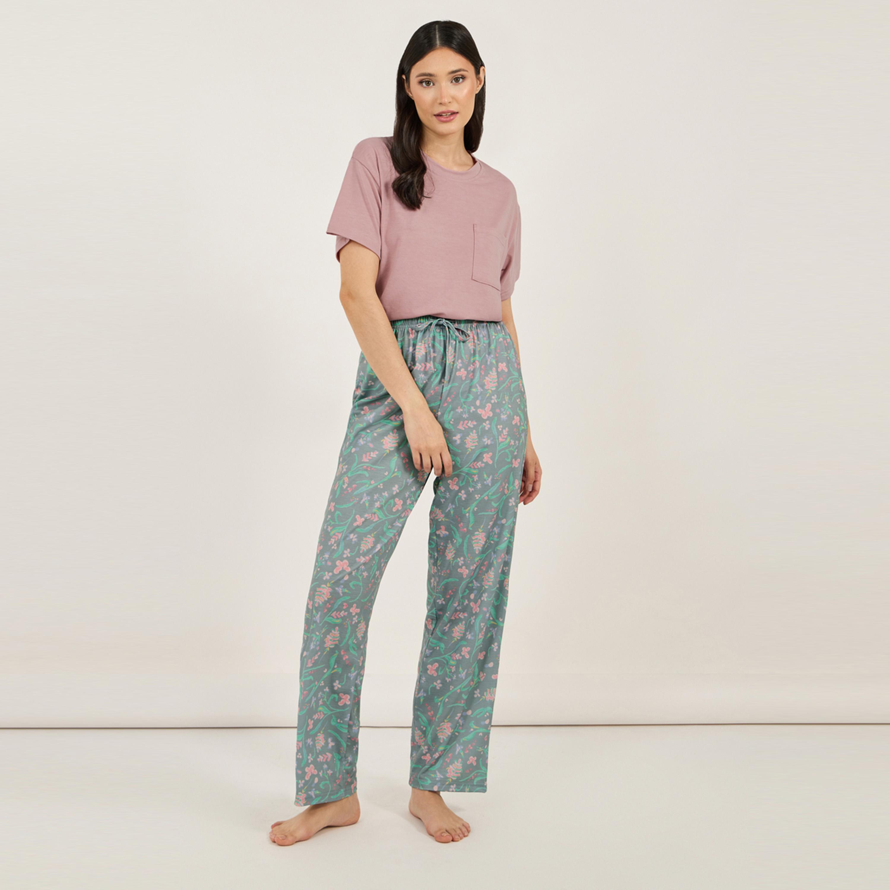 ستايلي - طقم بلوزة بأكتاف منسدلة وياقة دائرية وجيب صدر مع بنطال بيجامة مورد أنوايند-women-clothing-nightwear-pyjamas-longsets-image-3