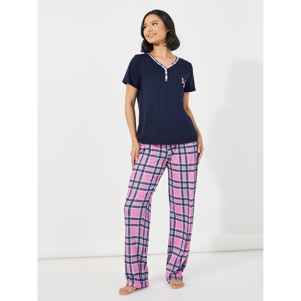 طقم من بنطال بيجاما مع تيشيرت بتفاصيل مُتباينة-women-clothing-nightwear-pyjamas-longsets-image-1