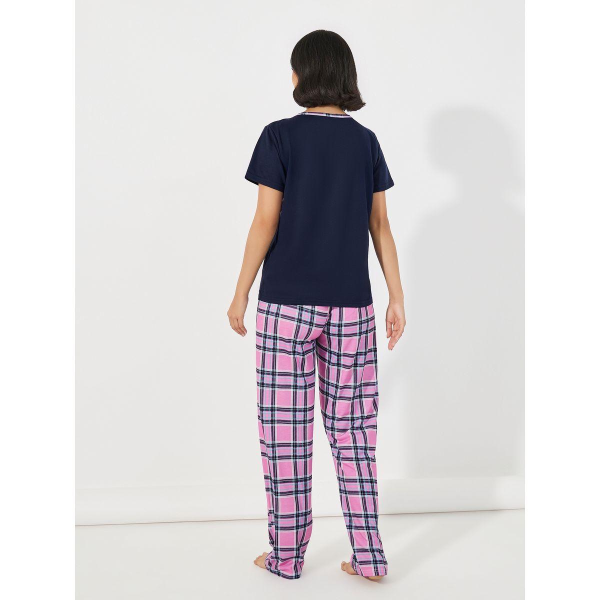 طقم من بنطال بيجاما مع تيشيرت بتفاصيل مُتباينة-women-clothing-nightwear-pyjamas-longsets-image-5