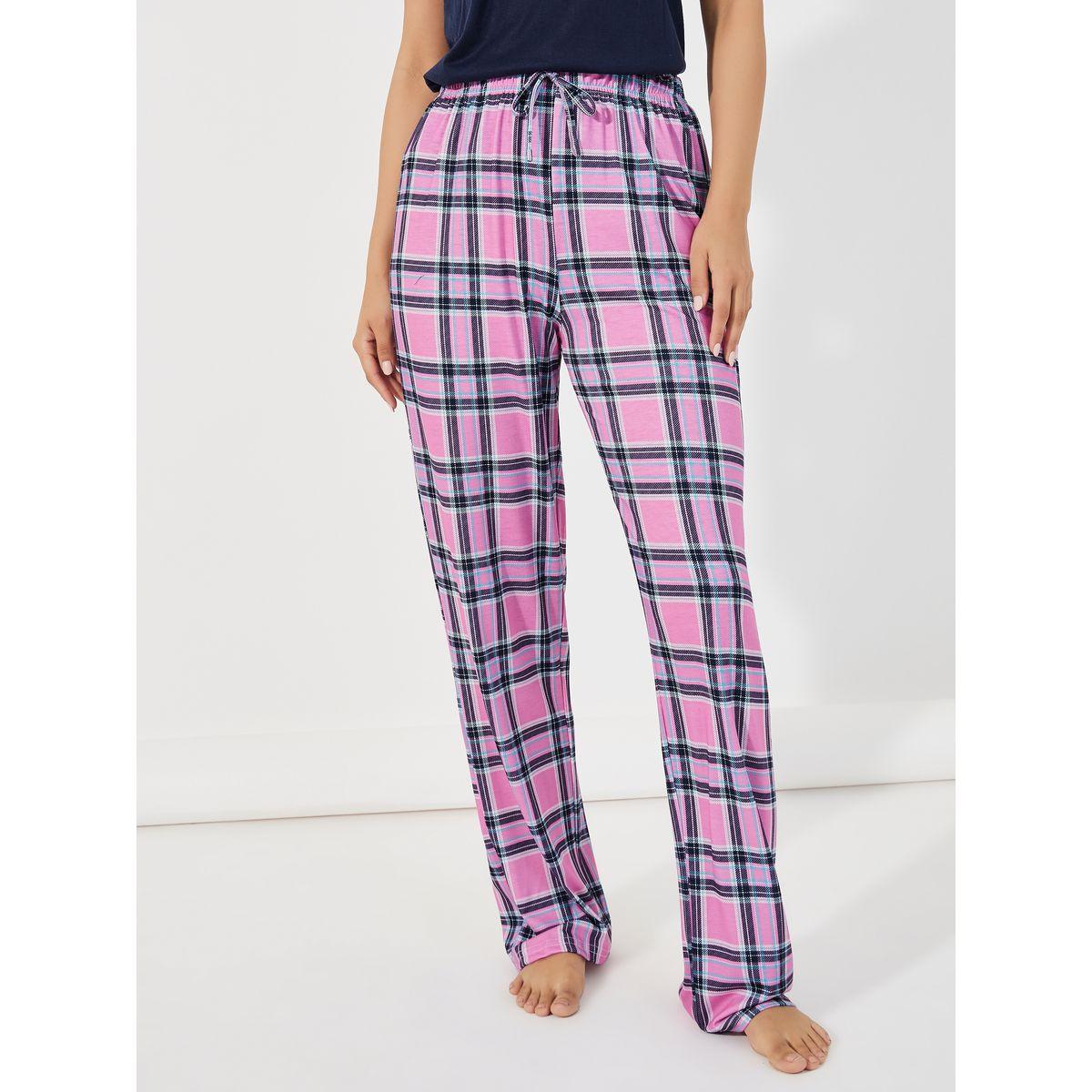طقم من بنطال بيجاما مع تيشيرت بتفاصيل مُتباينة-women-clothing-nightwear-pyjamas-longsets-image-6