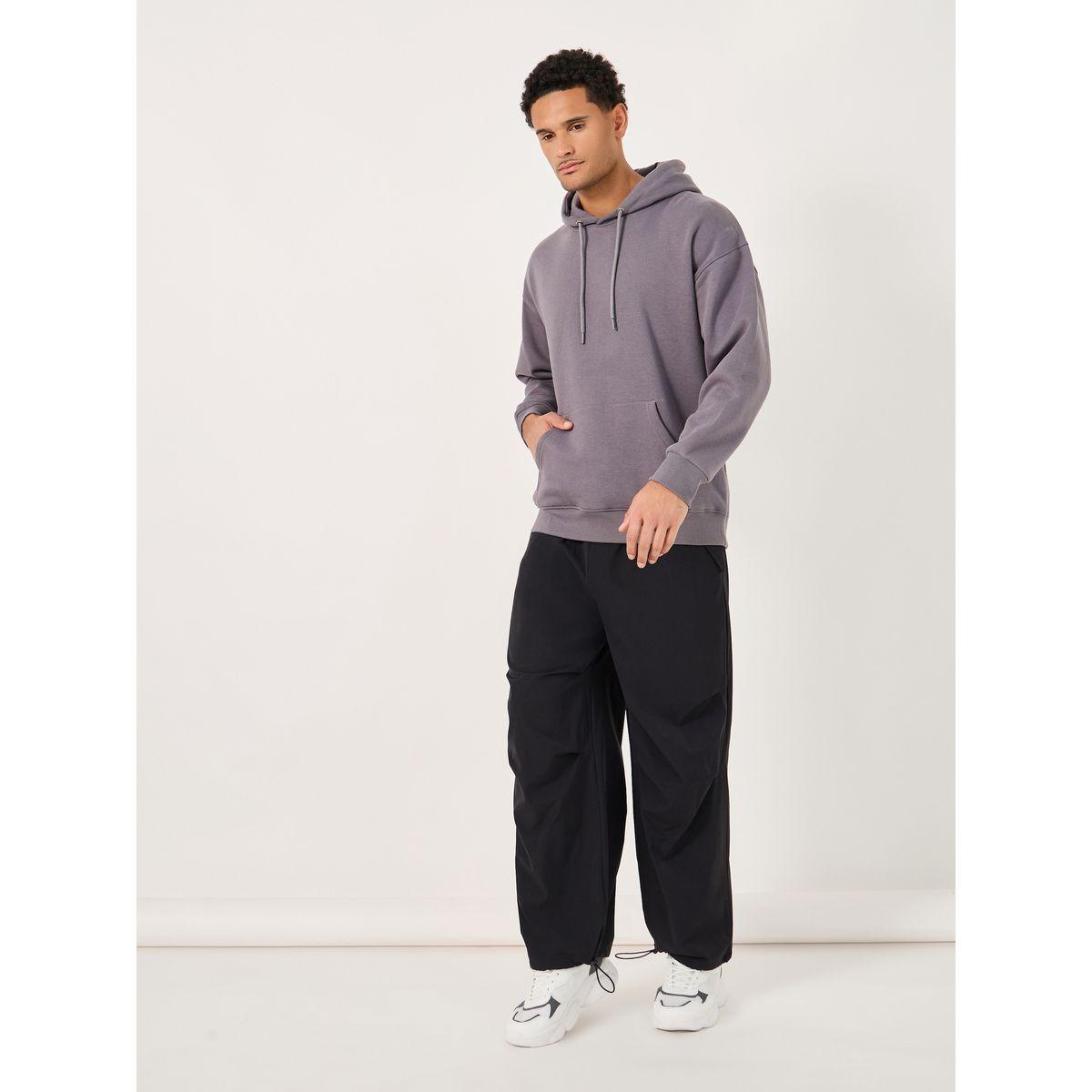 جوغر باراشوت فضفاض بتفاصيل محزوزة على الركبة-men-clothing-bottoms-joggers-image-2