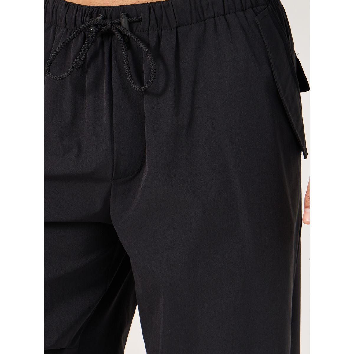 جوغر باراشوت فضفاض بتفاصيل محزوزة على الركبة-men-clothing-bottoms-joggers-image-3