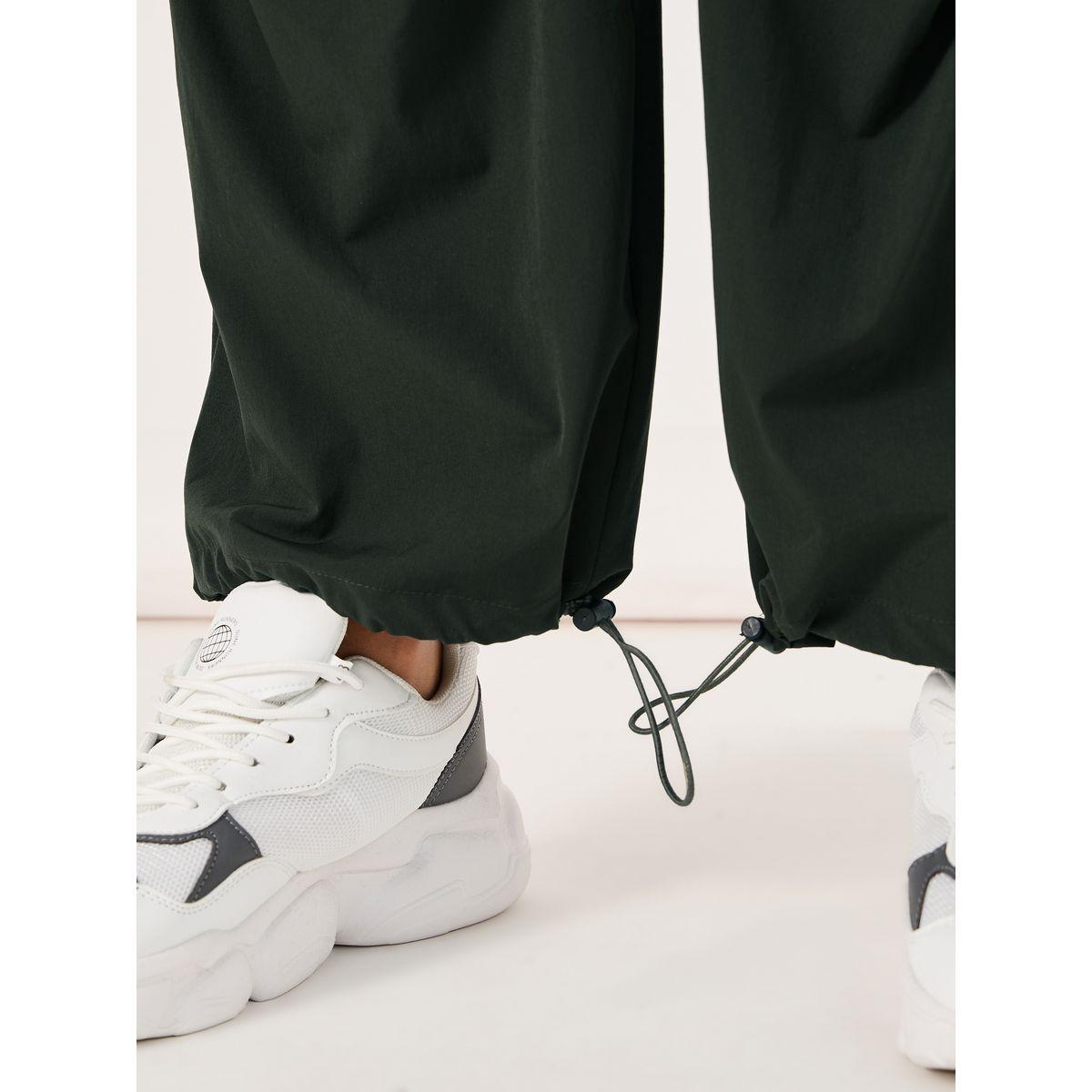 جوغر باراشوت فضفاض بتفاصيل محزوزة على الركبة-men-clothing-bottoms-joggers-image-3