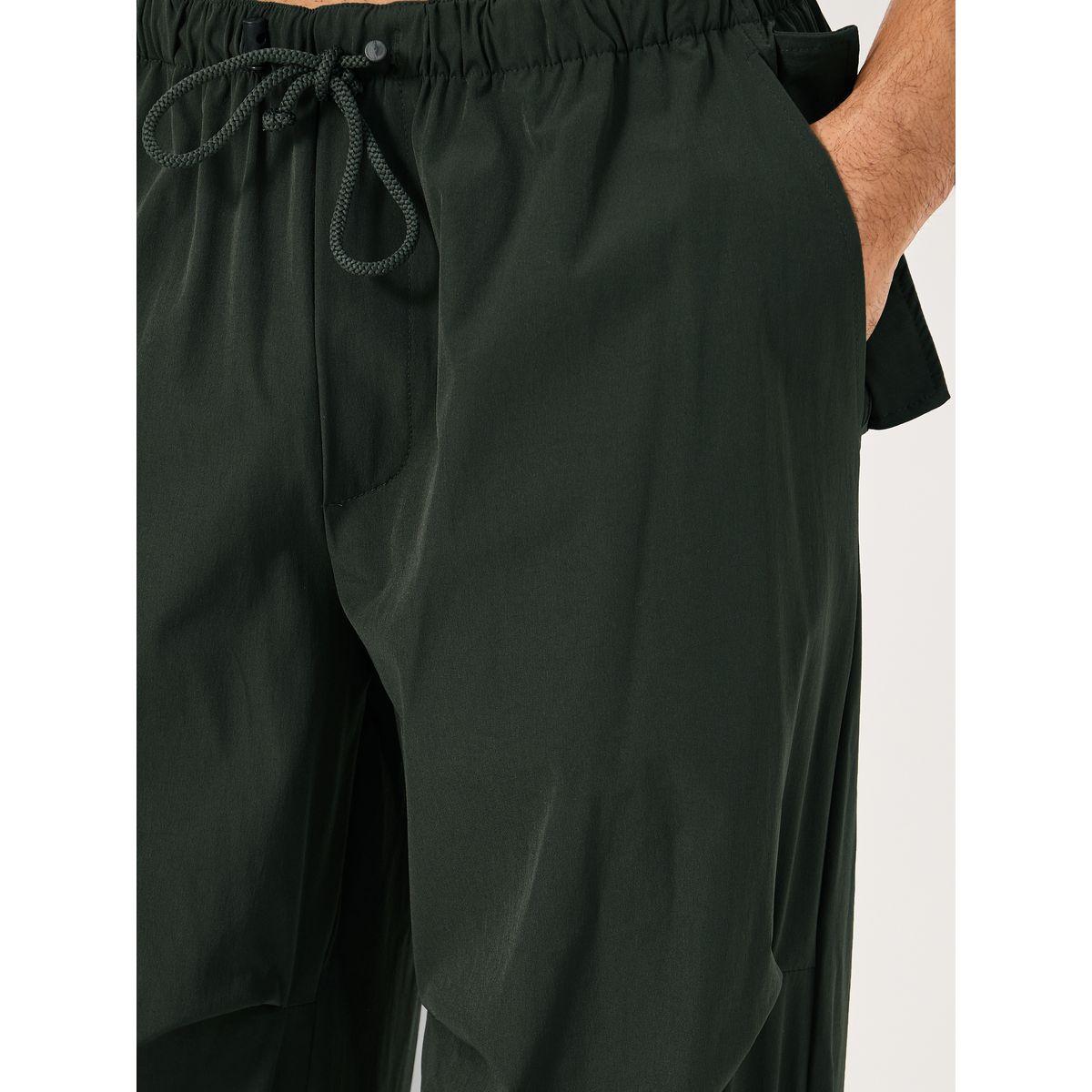 جوغر باراشوت فضفاض بتفاصيل محزوزة على الركبة-men-clothing-bottoms-joggers-image-4