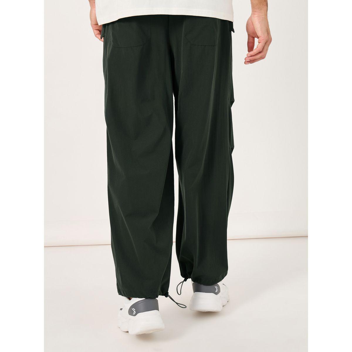 جوغر باراشوت فضفاض بتفاصيل محزوزة على الركبة-men-clothing-bottoms-joggers-image-5