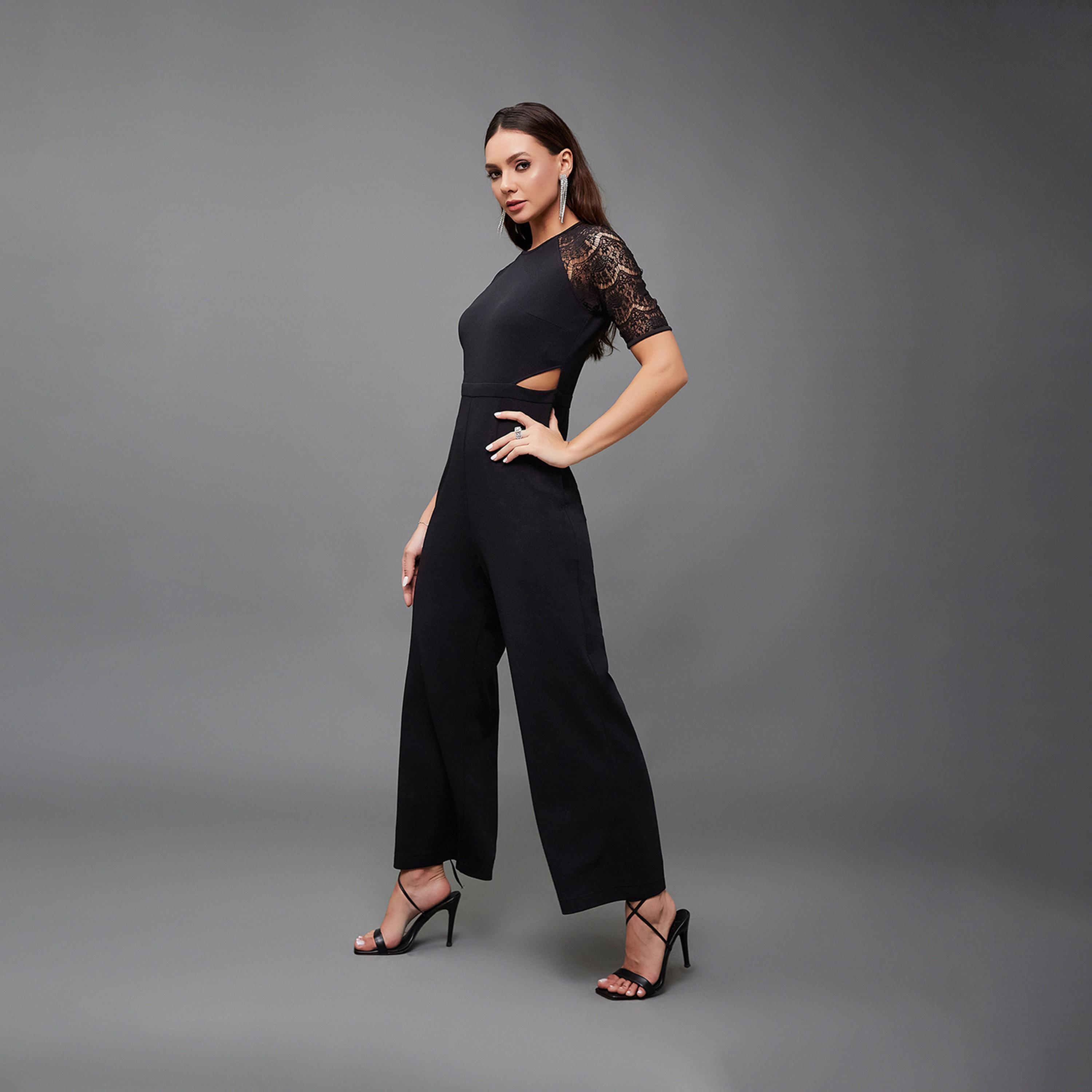 ستايلي - جمبسوت برقبة مستديرة وساقين واسعتين مع تفاصيل مقصوصة ودانتيل-women-clothing-jumpsuits-image-2