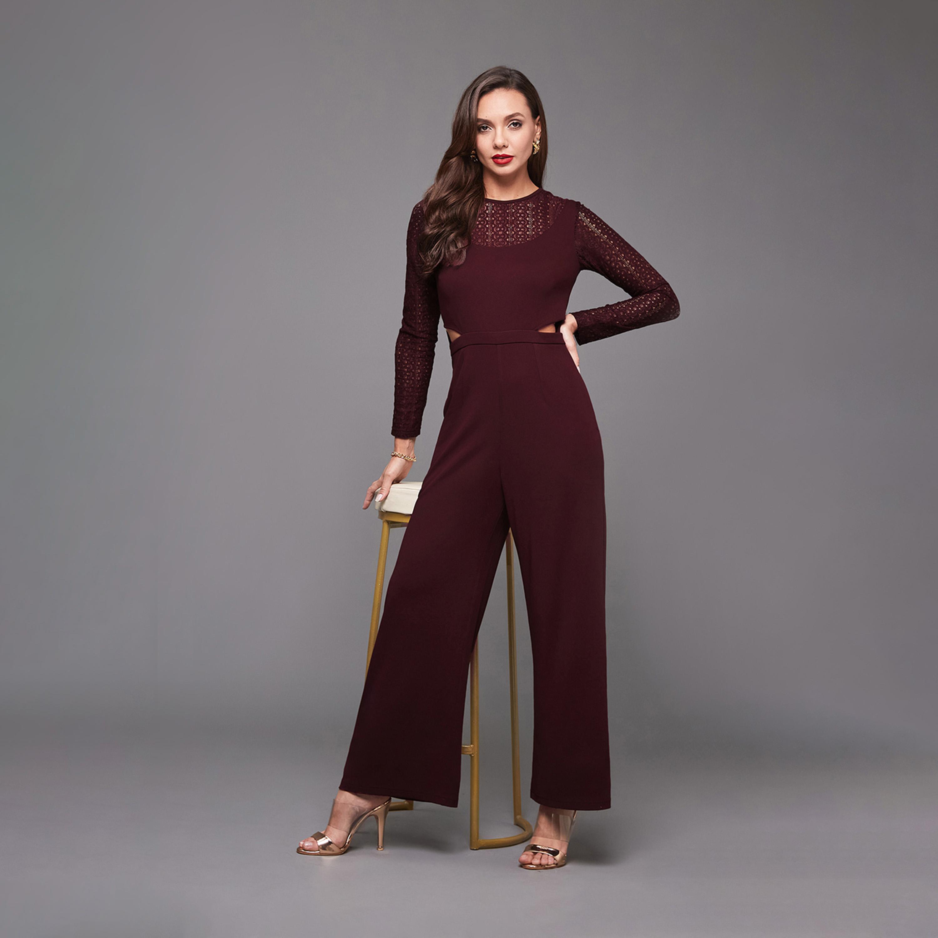 ستايلي - جمبسوت برقبة مستديرة وساقين واسعتين مع تفاصيل مقصوصة ودانتيل-women-clothing-jumpsuits-image-1