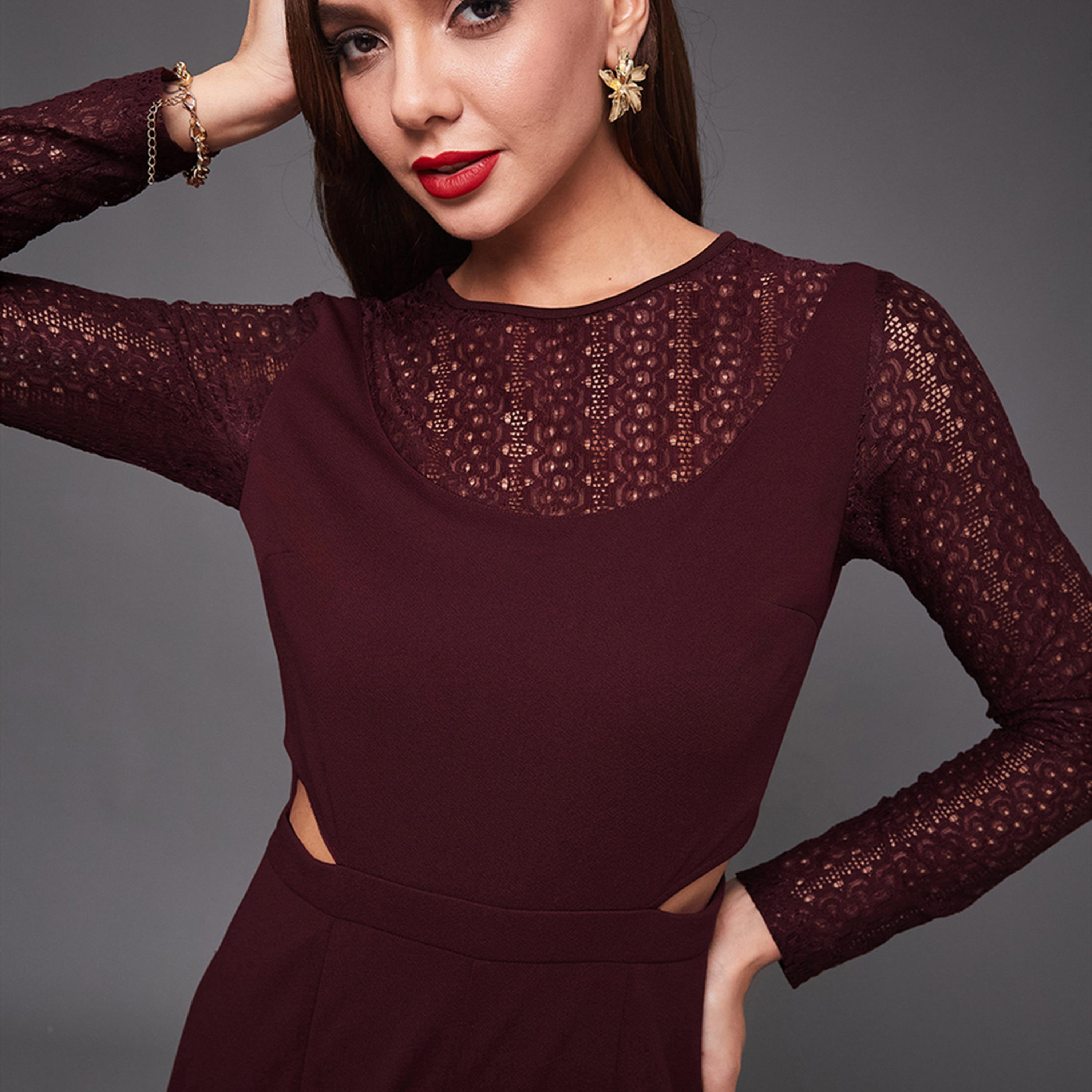 ستايلي - جمبسوت برقبة مستديرة وساقين واسعتين مع تفاصيل مقصوصة ودانتيل-women-clothing-jumpsuits-image-3