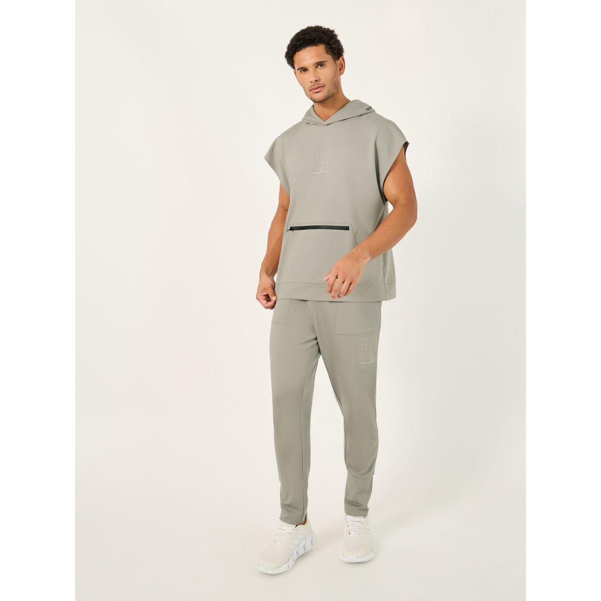 هودي بدون أكمام مزين بطبعة مع تفاصيل سحاب-men-clothing-sportswearandactivewear-tshirtsandpolos-image-1