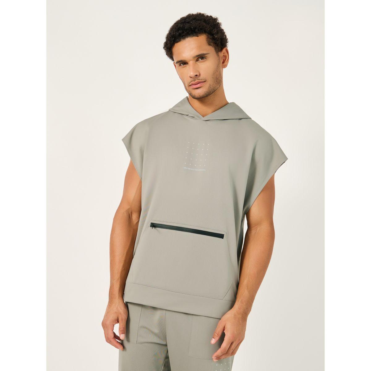 هودي بدون أكمام مزين بطبعة مع تفاصيل سحاب-men-clothing-sportswearandactivewear-tshirtsandpolos-image-2