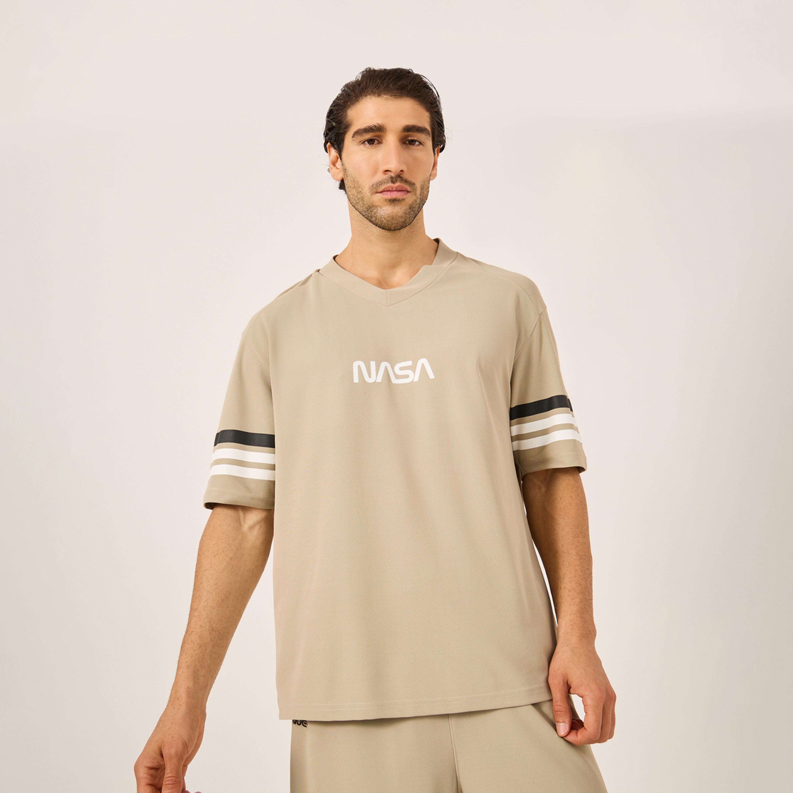 ستايلي - تي شيرت ناسا بقصّة واسعة وتفاصيل خطوط متباينة-men-clothing-sportswearandactivewear-tshirtsandpolos-image-1