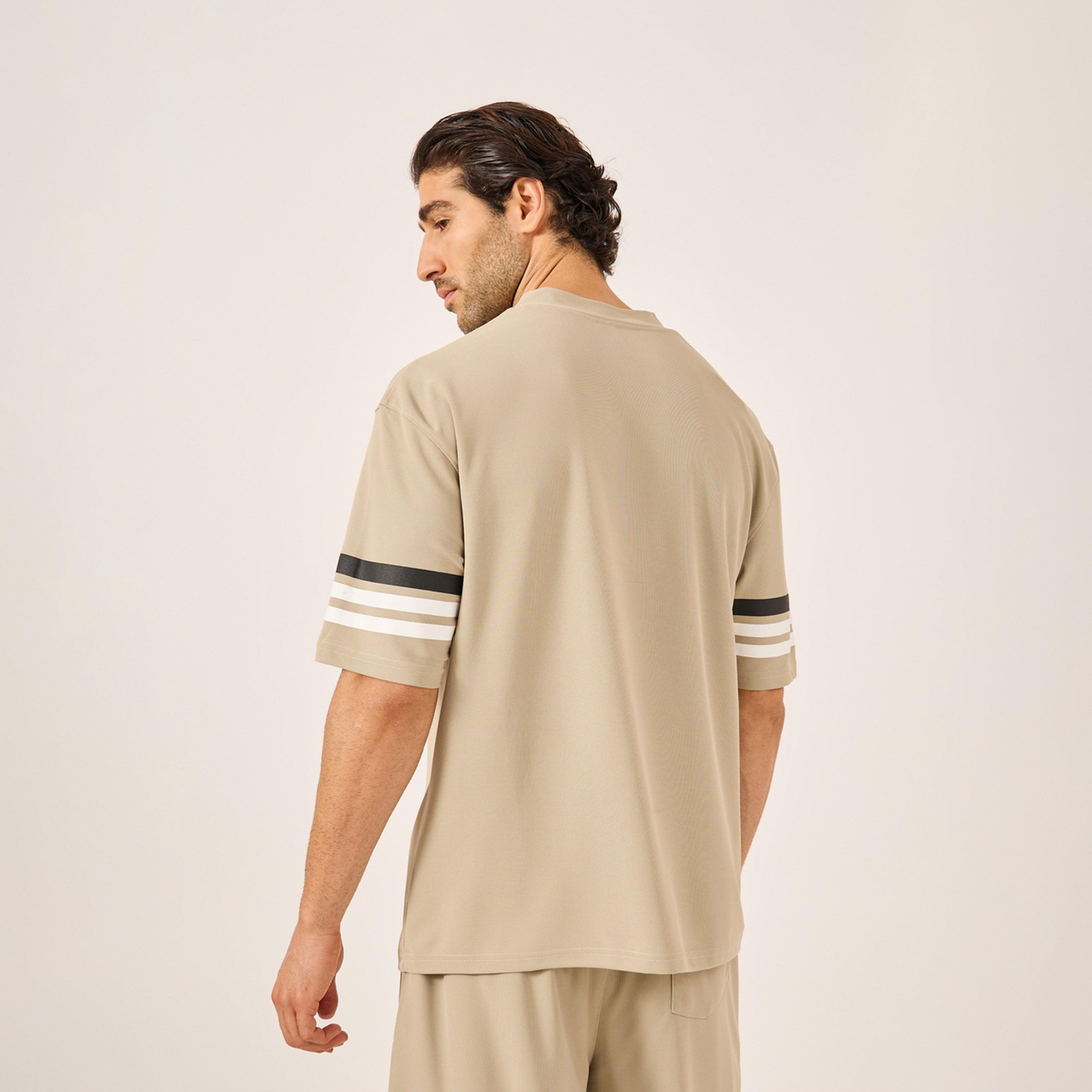 ستايلي - تي شيرت ناسا بقصّة واسعة وتفاصيل خطوط متباينة-men-clothing-sportswearandactivewear-tshirtsandpolos-image-4