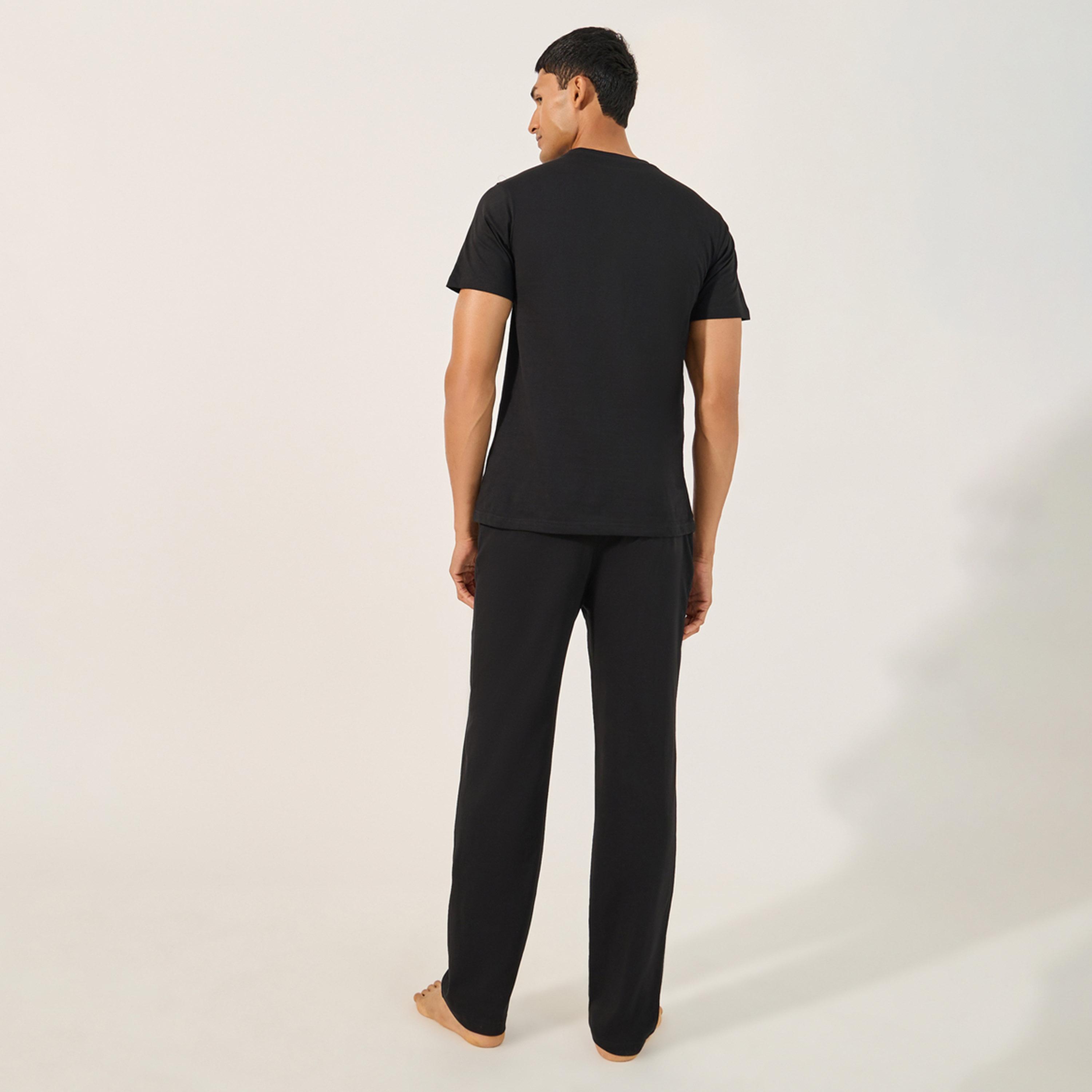 ستايلي - طقم بلوزة سادة بياقة دائرية مع بنطال بيجامة مطبوع-men-clothing-nightwear-sets-image-5