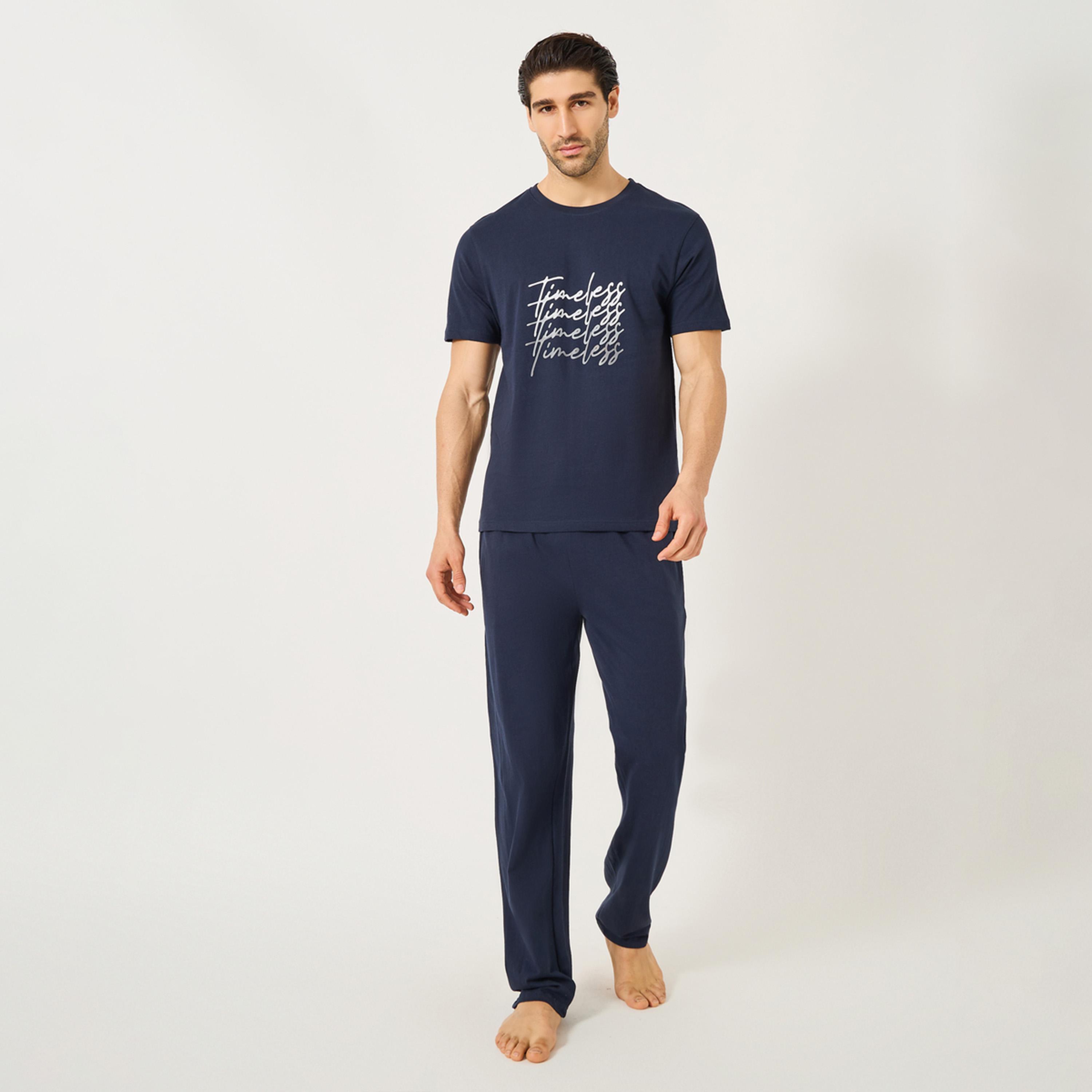 ستايلي - طقم تيشيرت بطبعة شعار مع بنطال بيجامة برباط خصر-men-clothing-nightwear-sets-image-1