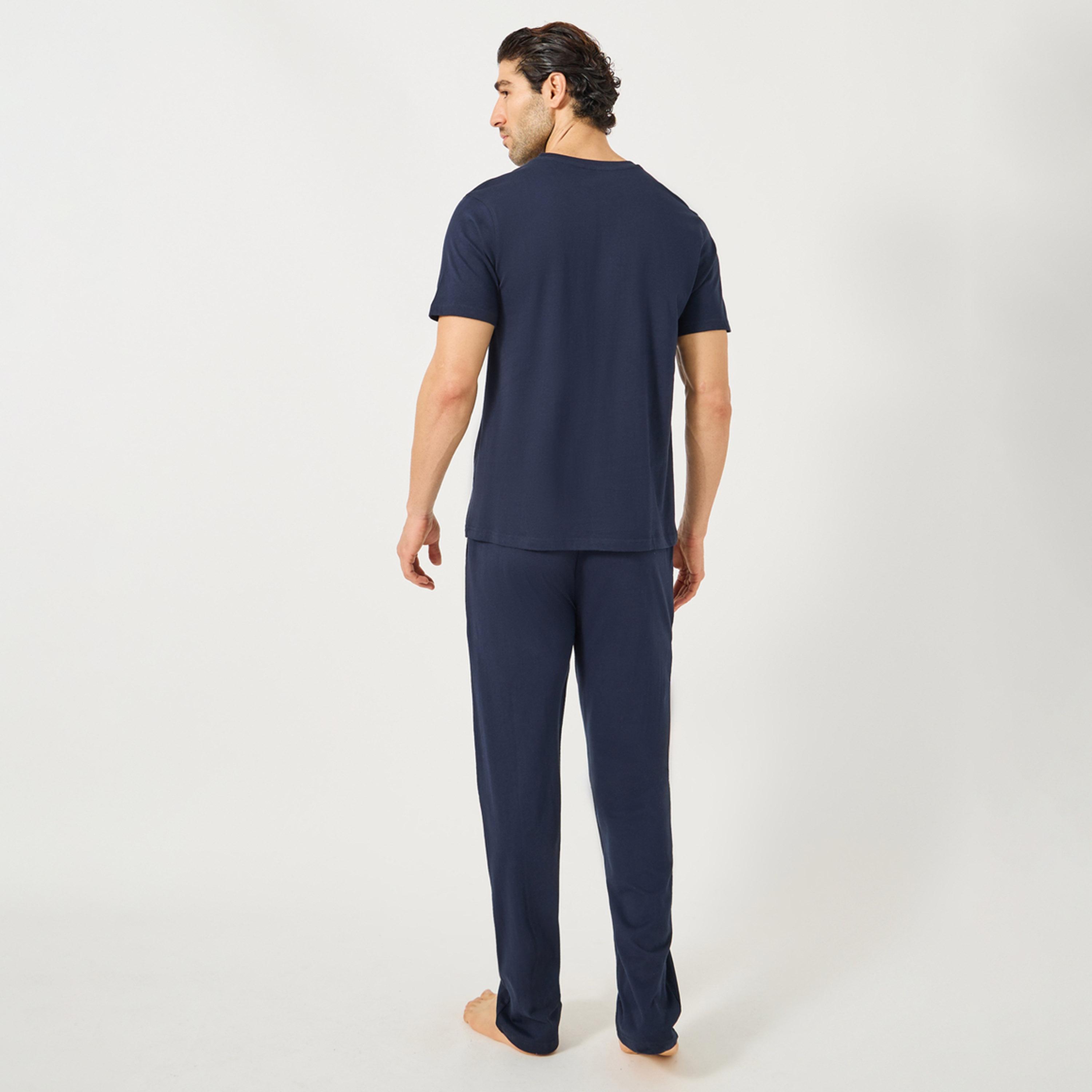 ستايلي - طقم تيشيرت بطبعة شعار مع بنطال بيجامة برباط خصر-men-clothing-nightwear-sets-image-4