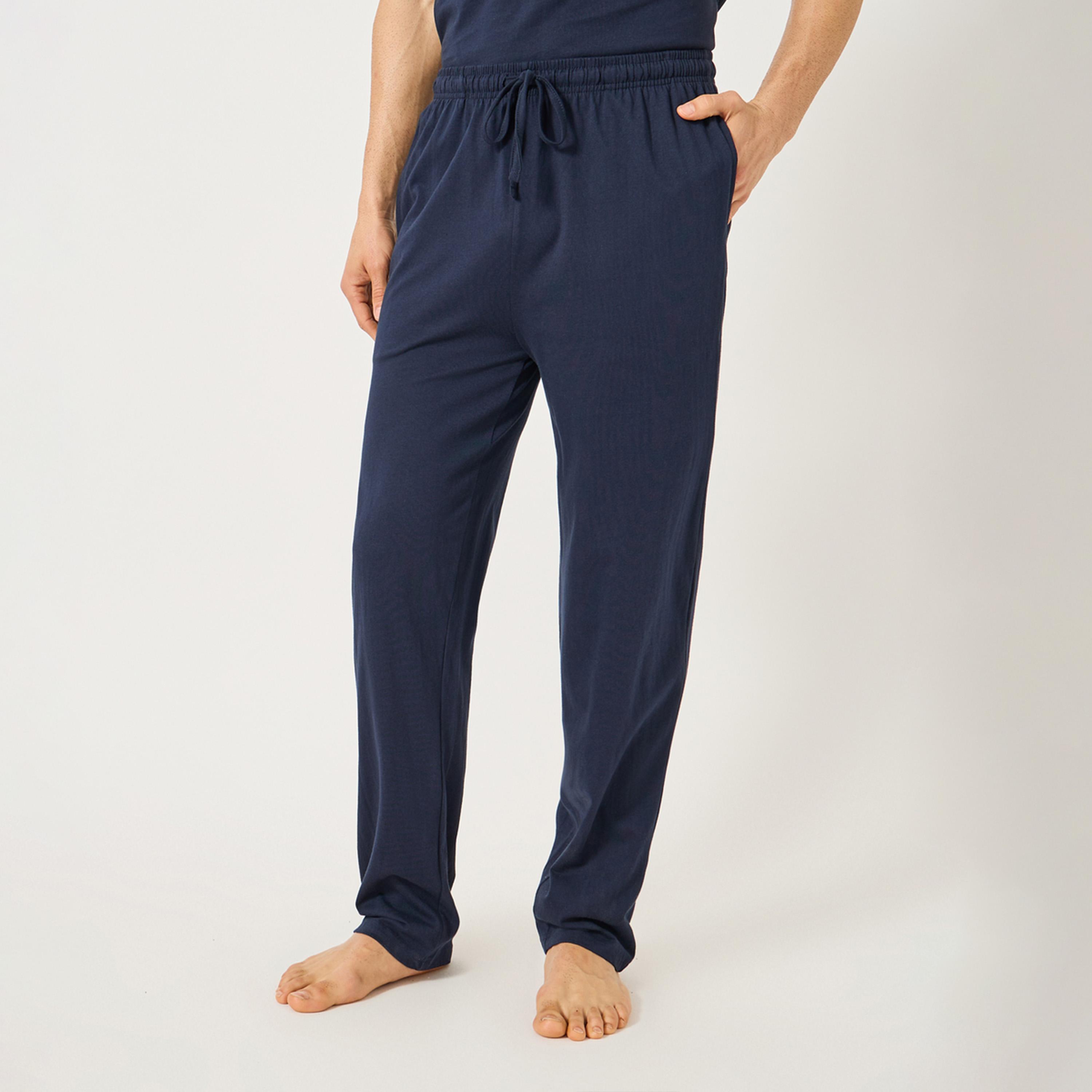 ستايلي - طقم تيشيرت بطبعة شعار مع بنطال بيجامة برباط خصر-men-clothing-nightwear-sets-image-5