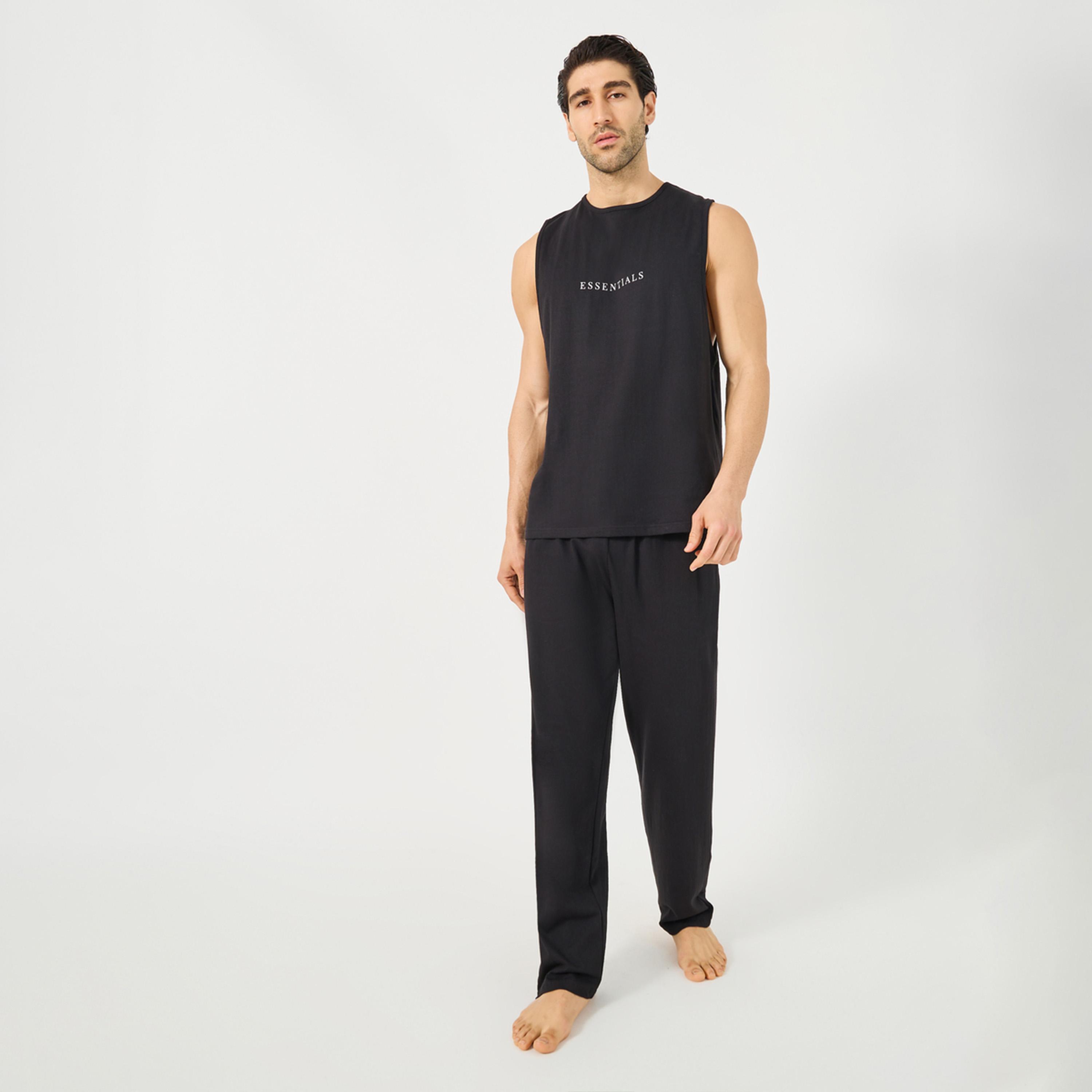 ستايلي - طقم تي شيرت بدون أكمام بطبعة شعار مع بنطال بيجامة سادة-men-clothing-nightwear-sets-image-1