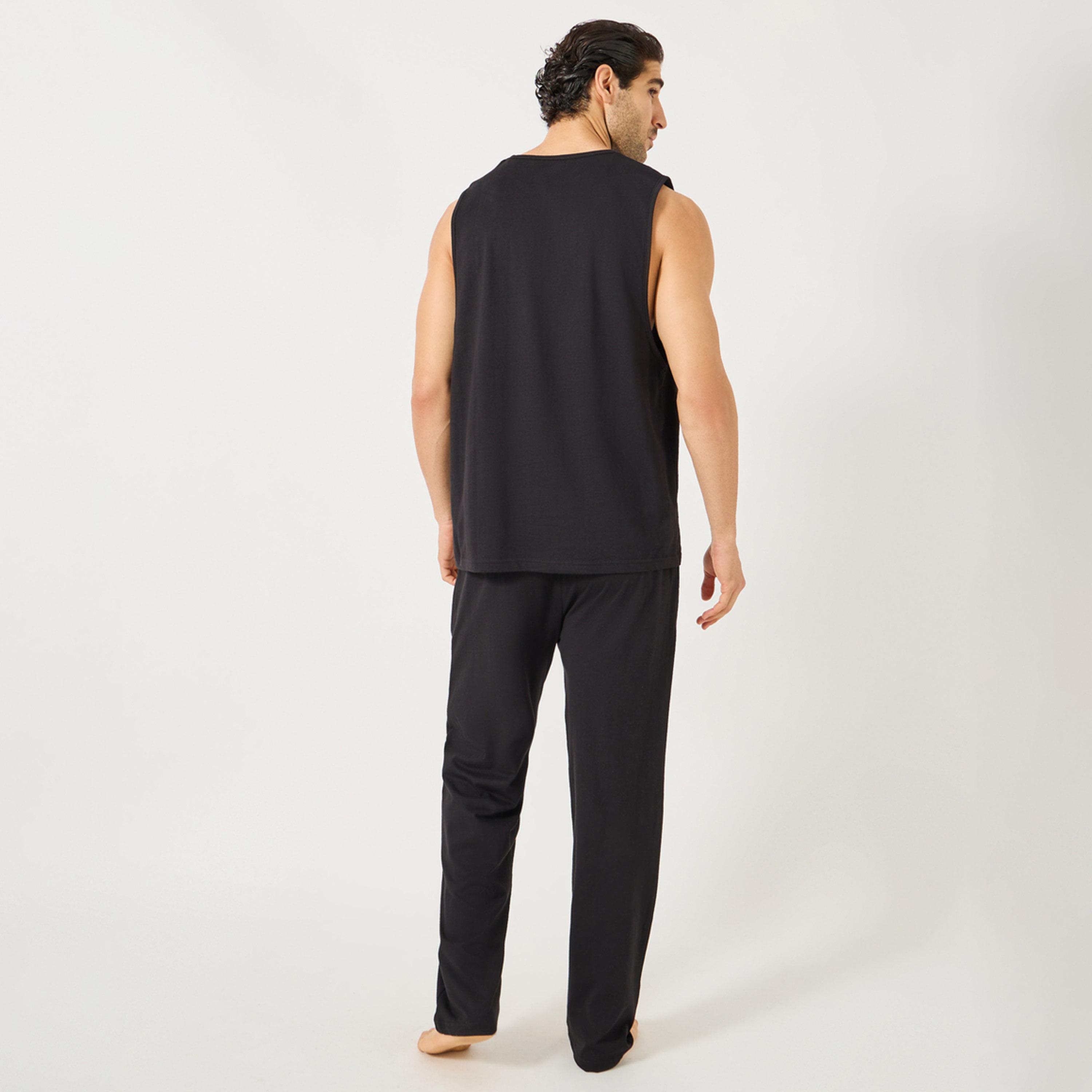 ستايلي - طقم تي شيرت بدون أكمام بطبعة شعار مع بنطال بيجامة سادة-men-clothing-nightwear-sets-image-4