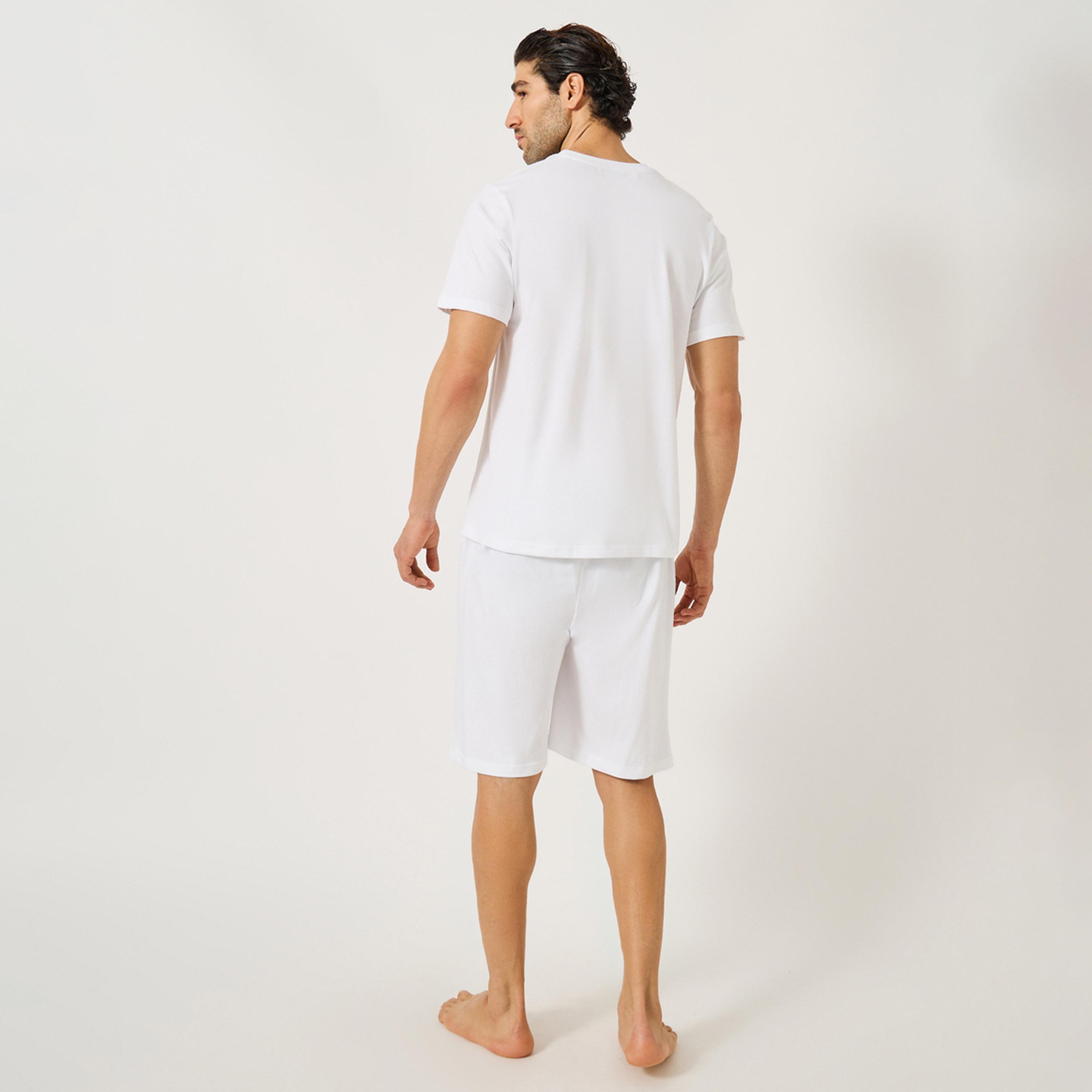 ستايلي - طقم تي شيرت بطبعة جرافيكية مع شورت برباط خصر-men-clothing-nightwear-sets-image-4