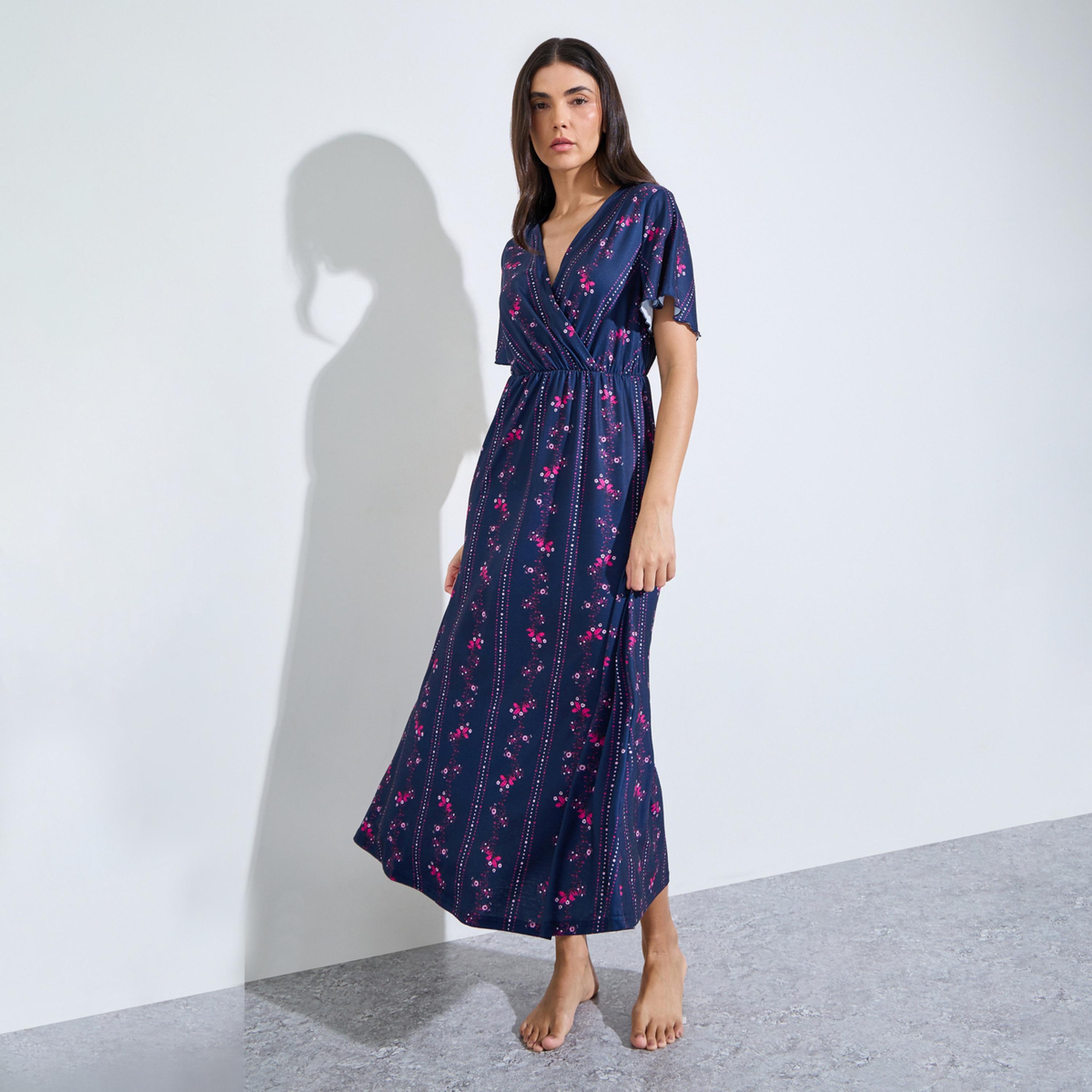 قميص نوم بياقة متداخلة وطبعة زهور-women-clothing-nightwear-nighties-image-1