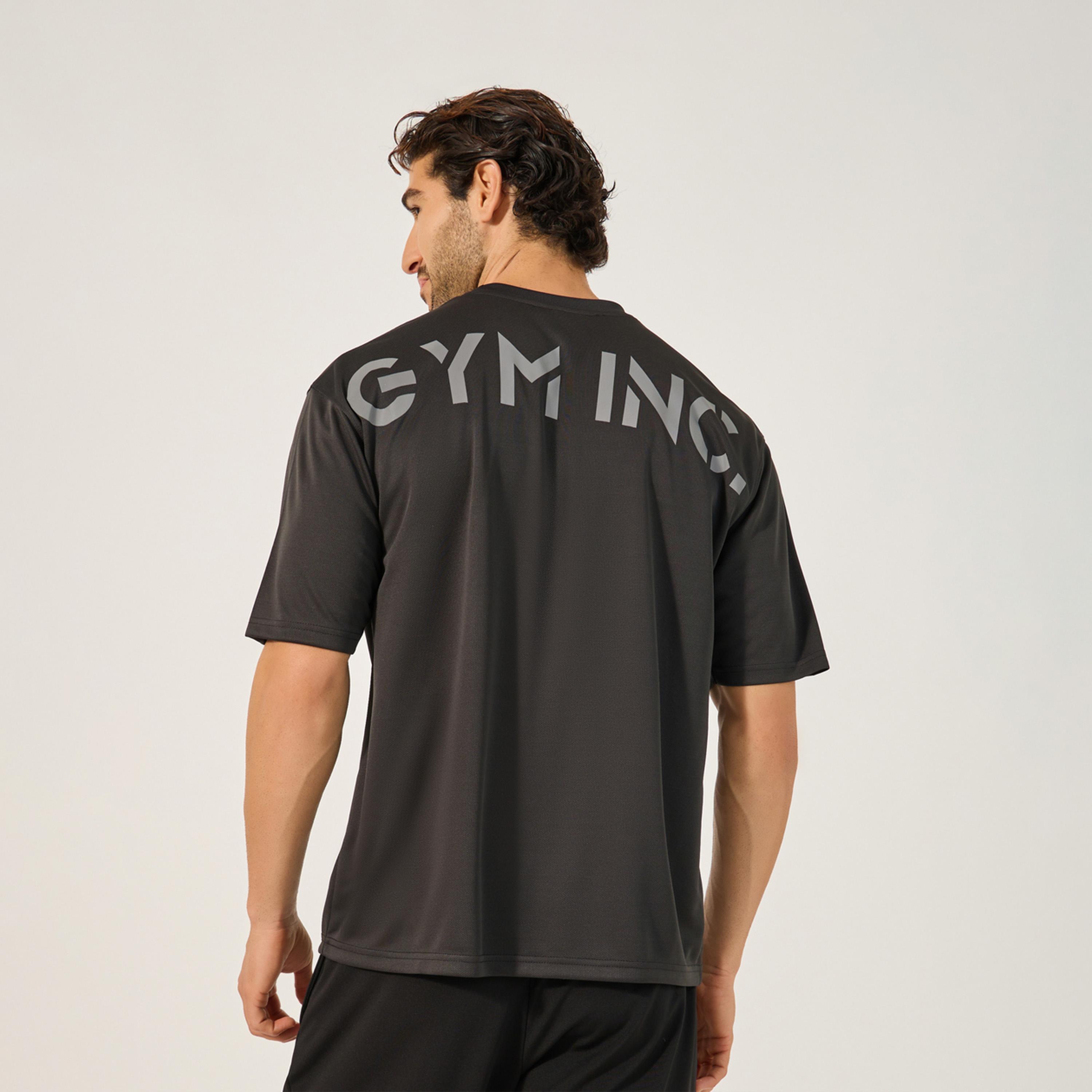 ستايلي - تي شيرت رياضي كبير الحجم برقبة دائرية وطبعة شعار-men-clothing-sportswearandactivewear-tshirtsandpolos-image-2