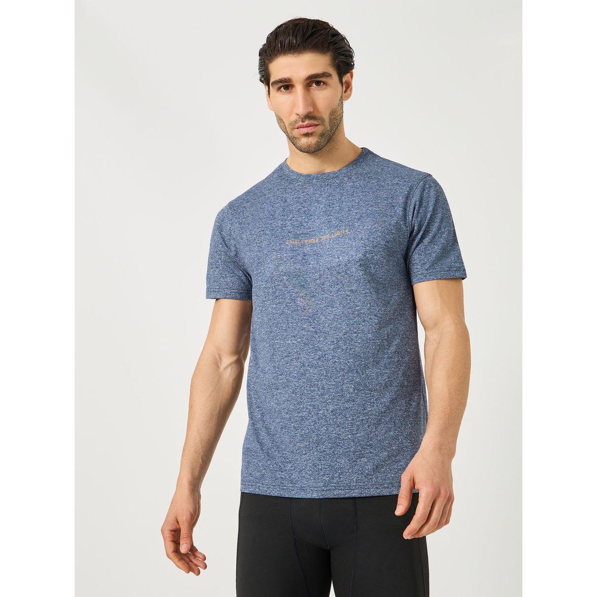 تيشيرت محبوك بنسيج ميلانج ومزين بطبعة صغيرة-men-clothing-sportswearandactivewear-tshirtsandpolos-image-1