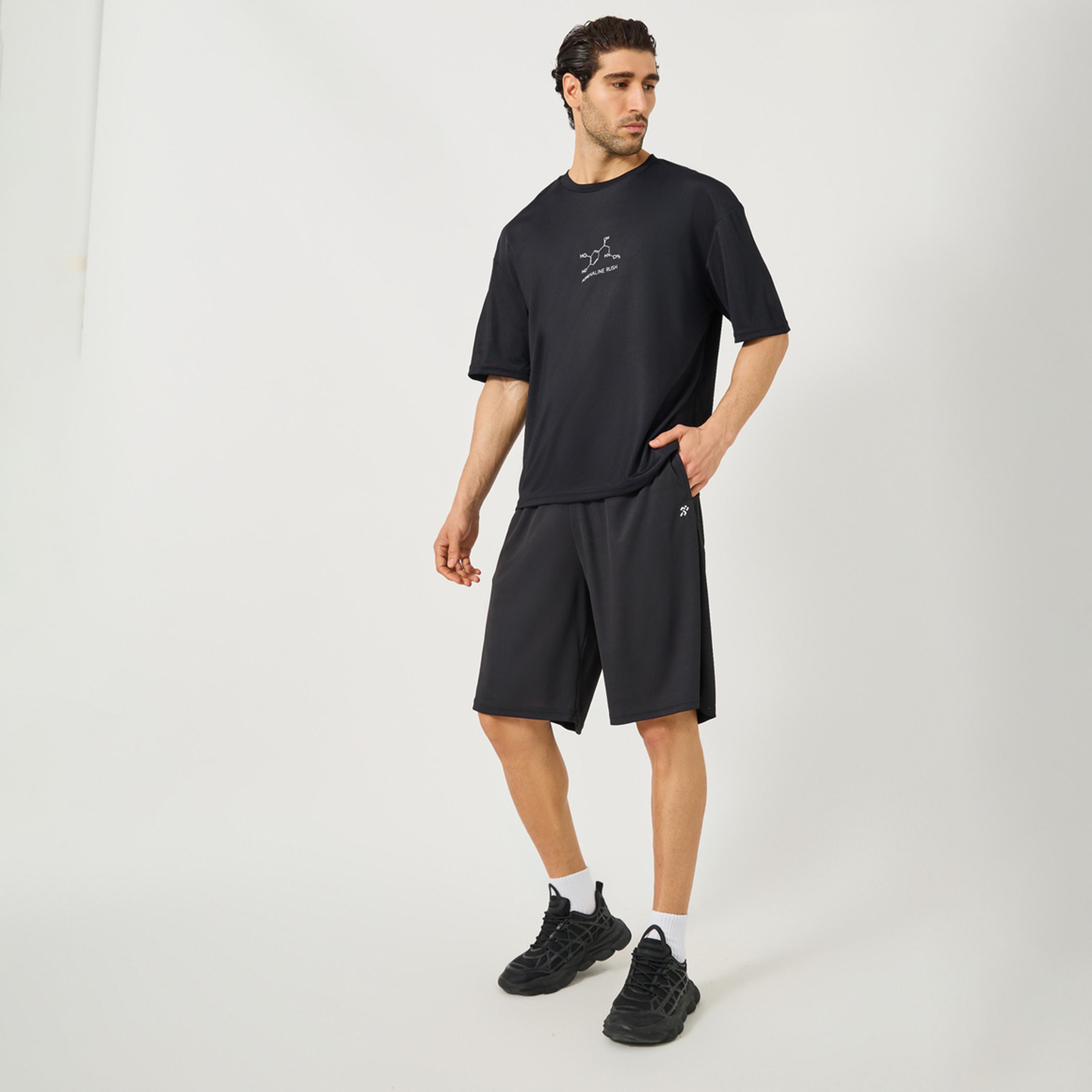 ستايلي - طقم تي شيرت وشورت رياضي برقبة دائرية بشعار كبير الحجم-men-clothing-sportswearandactivewear-tracksuits-image-1