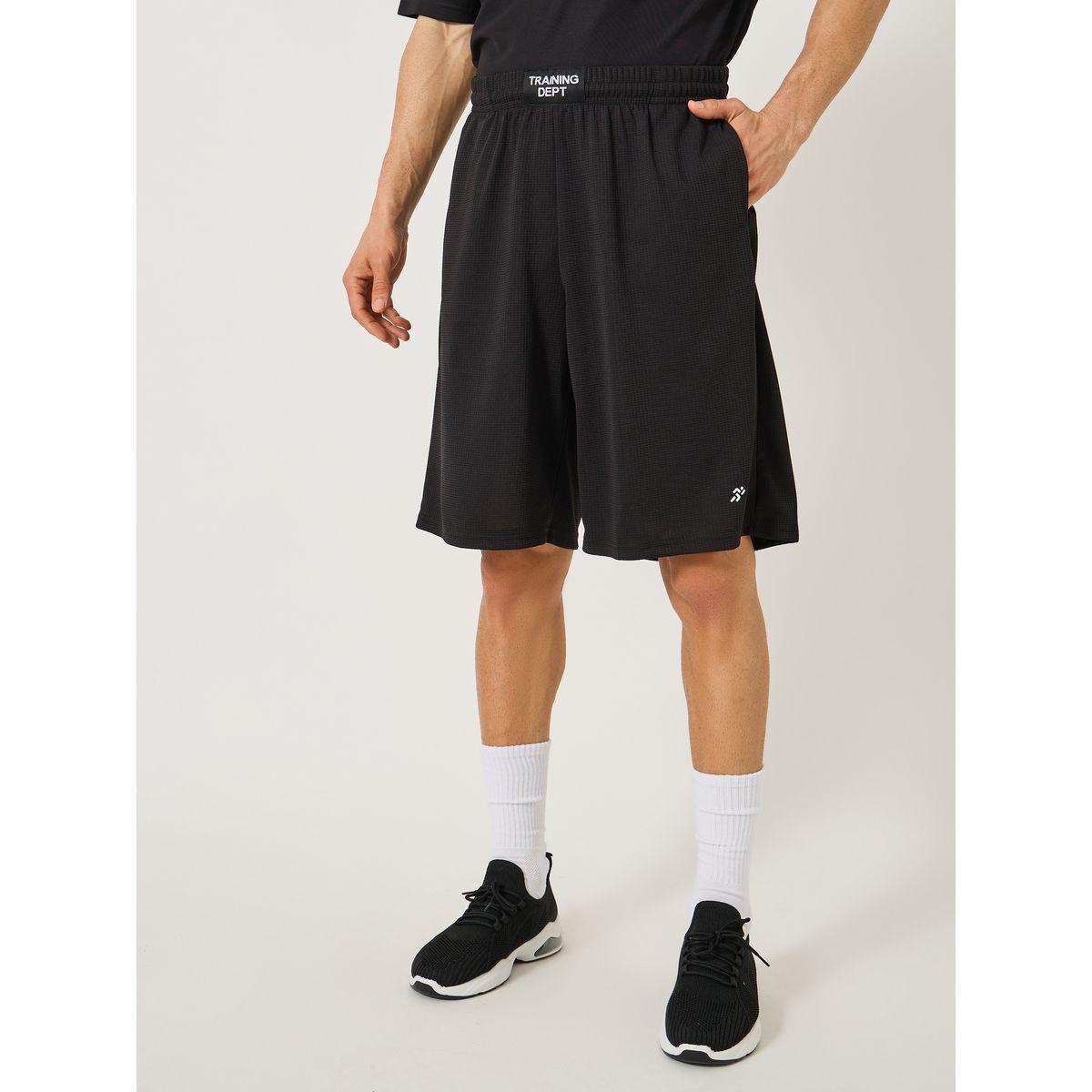 شورت رياضي للتدريب بتداخلات شبكية مزين بشارة-men-clothing-sportswearandactivewear-bottoms-image-1